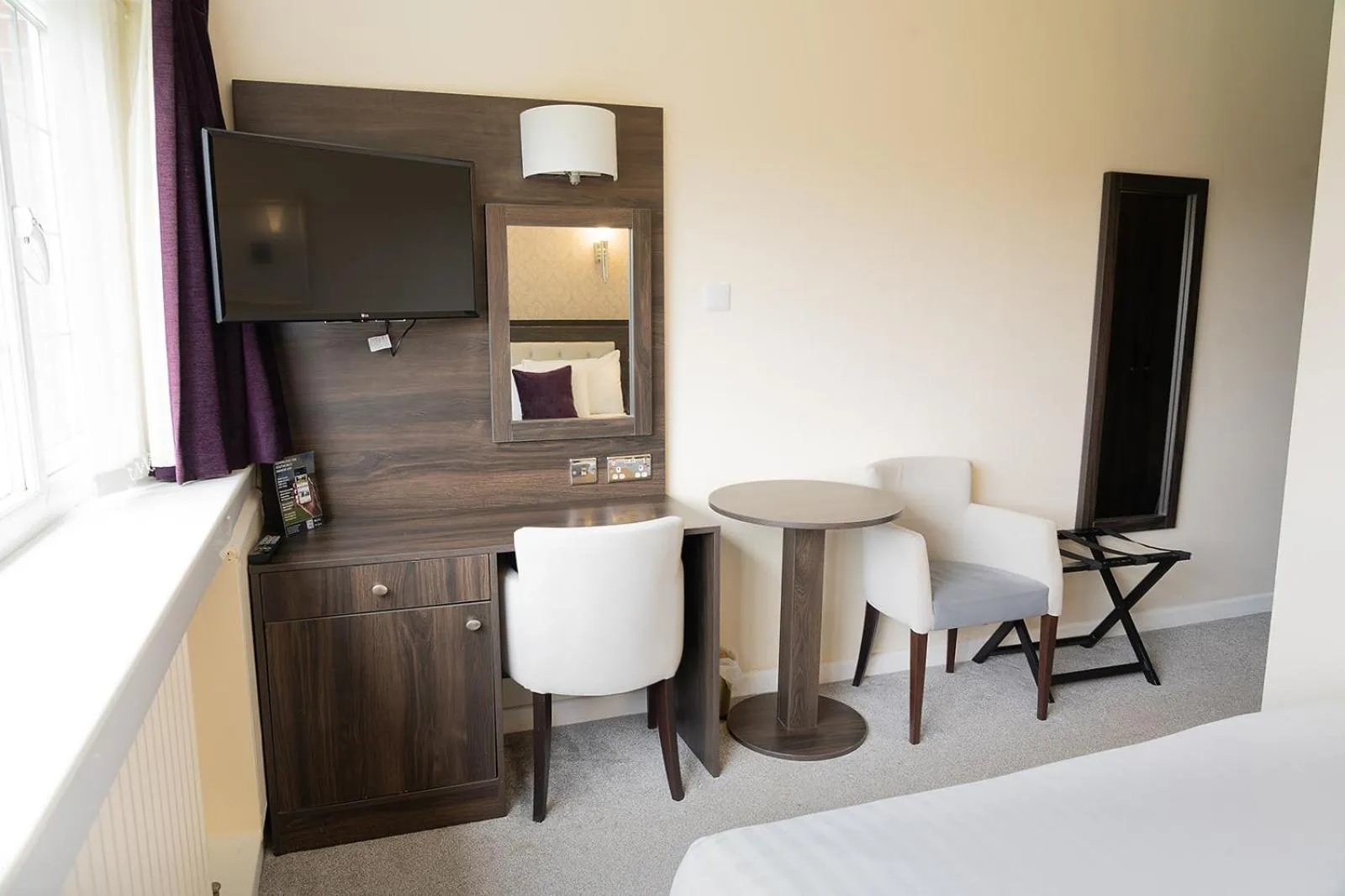 Bedroom in Southcrest Manor Hotel, Best Western Signature Collection