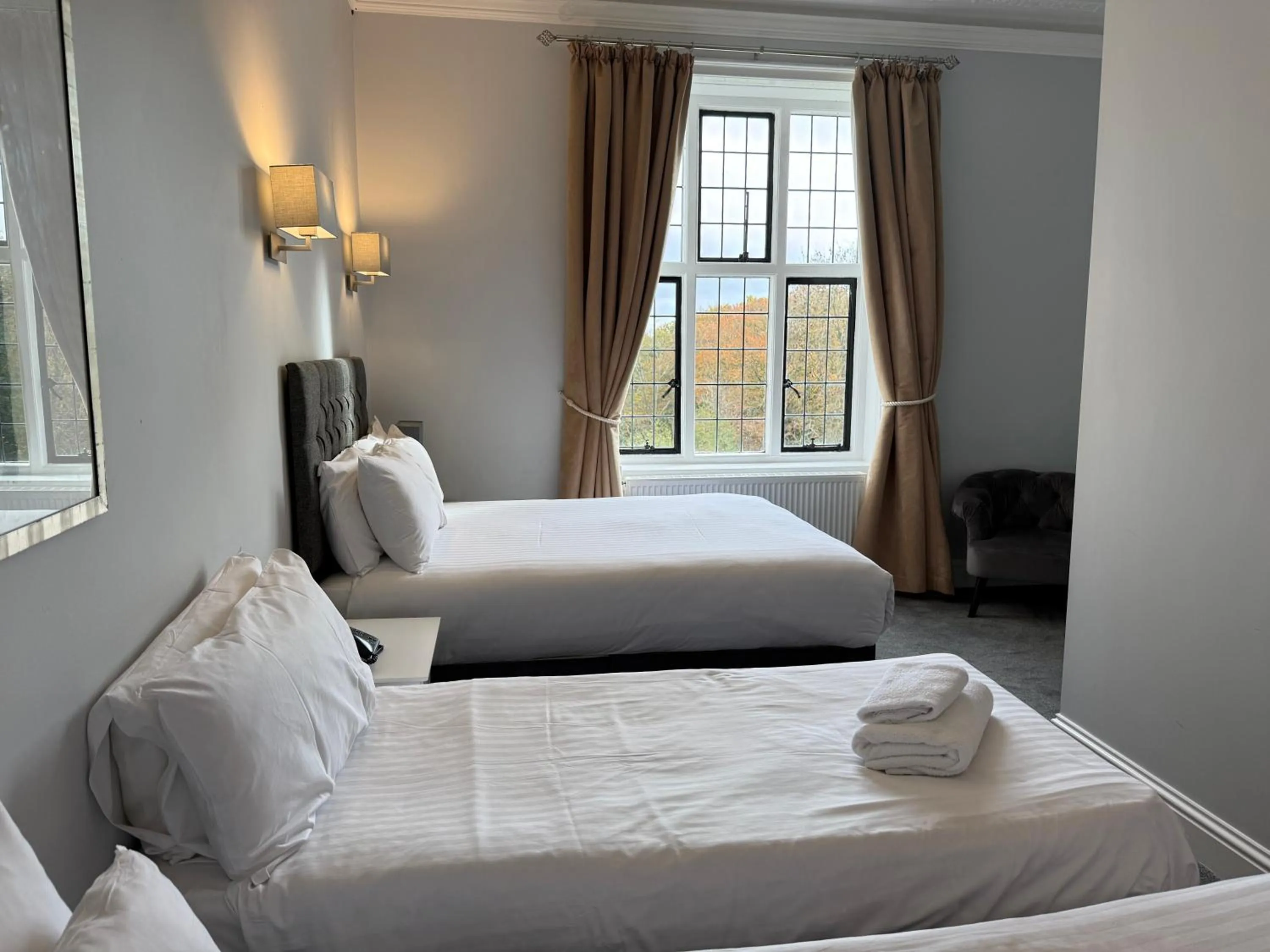 Bedroom, Bed in Southcrest Manor Hotel, Best Western Signature Collection