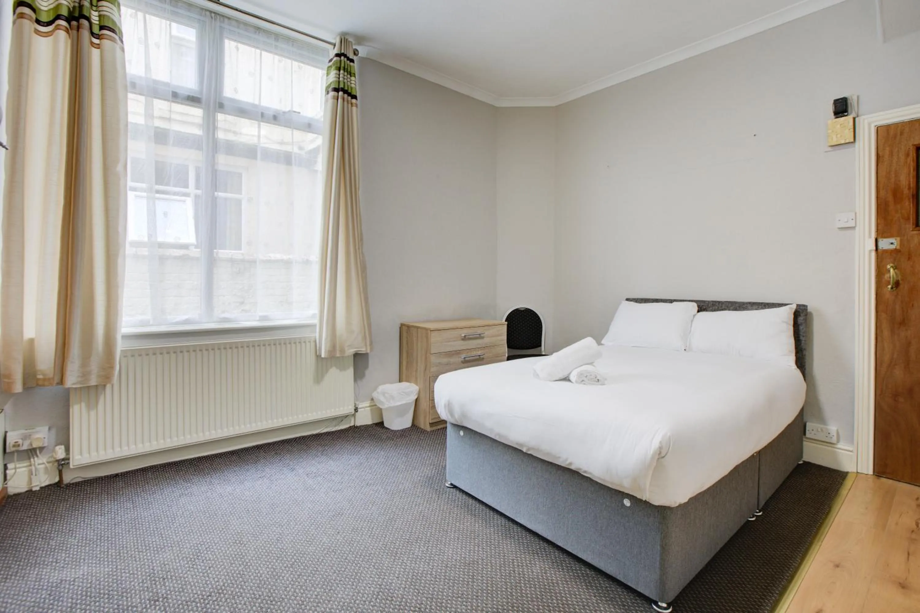 Bedroom, Bed in The Sandringham Court Hotel & Apartment Welcoming Large and Small Groups for 15 years