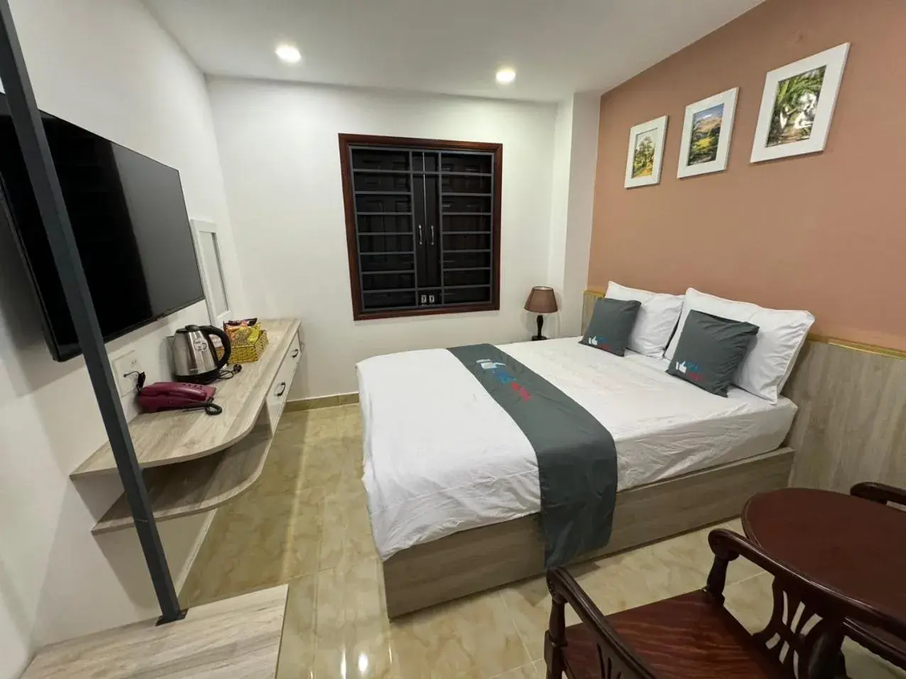 Bedroom, Bed in Like Hotel Bedroom, Bed in Like Hotel