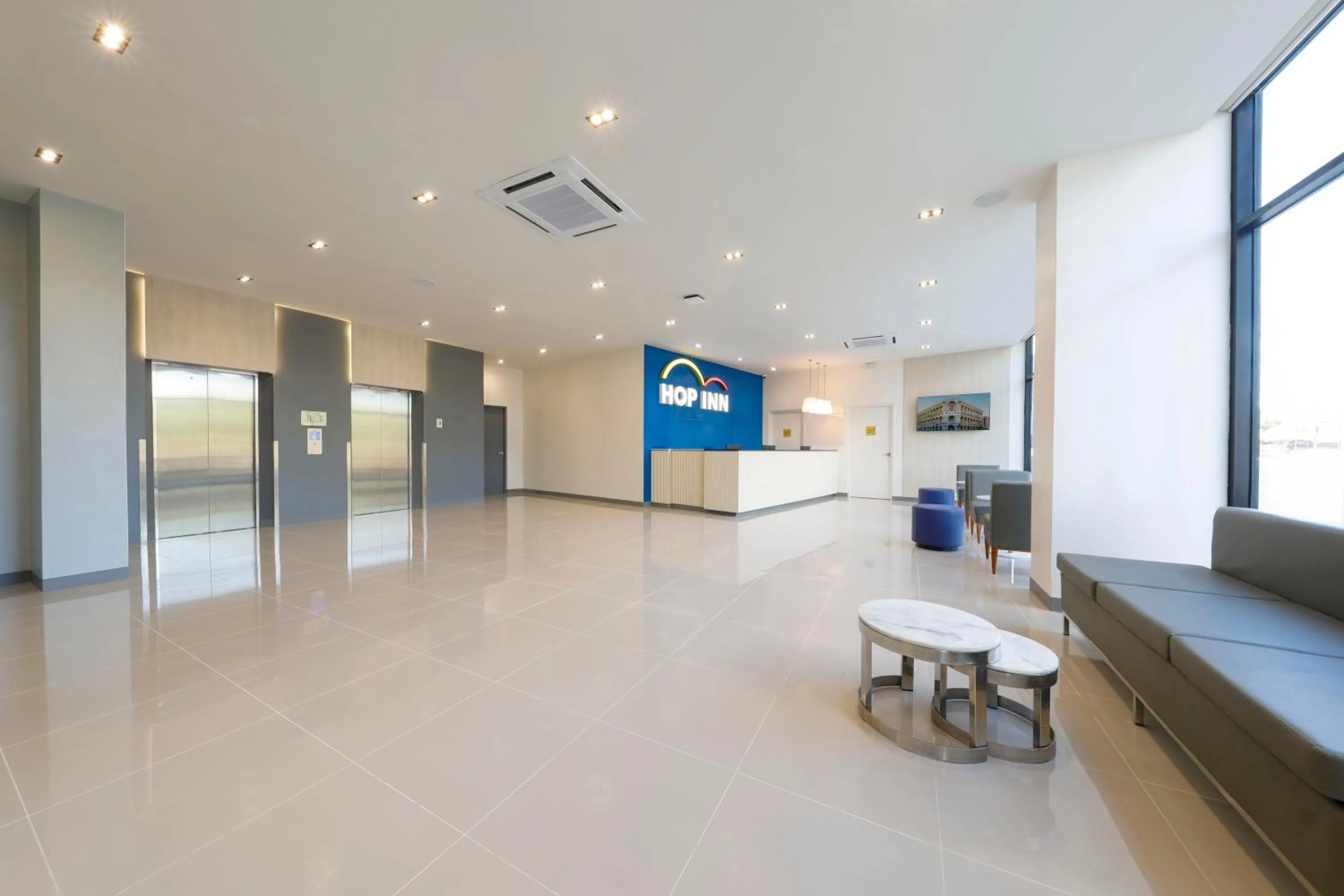 Lobby or reception in Hop Inn Hotel Iloilo