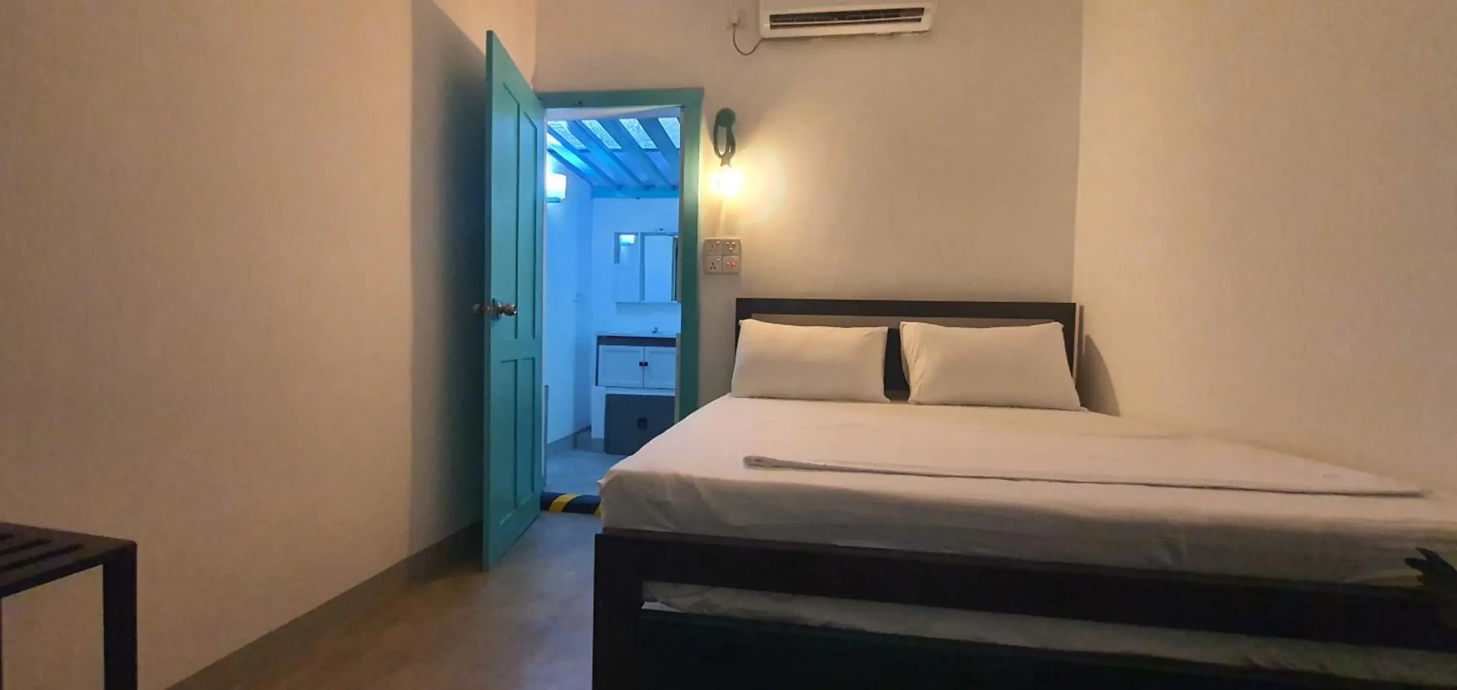 Bed in Hello Airport Hotel, Katunayaka Bed in Hello Airport Hotel, Katunayaka