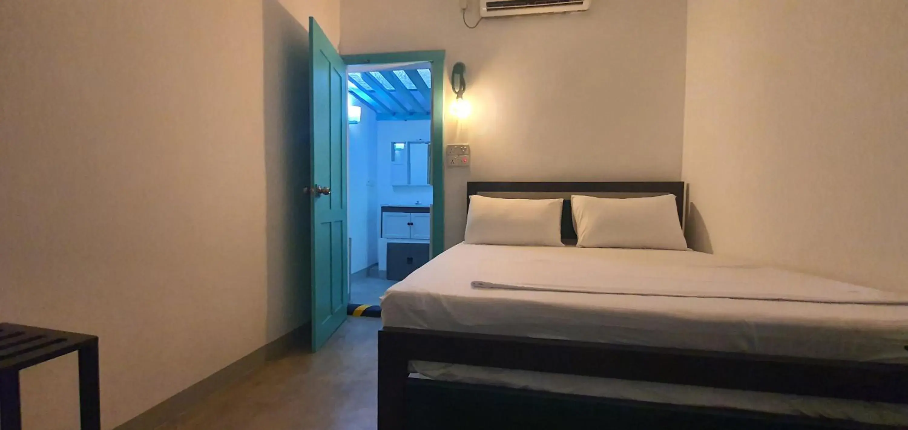 Photo of the whole room, Bed in Hello Airport Hotel, Katunayaka Photo of the whole room, Bed in Hello Airport Hotel, Katunayaka