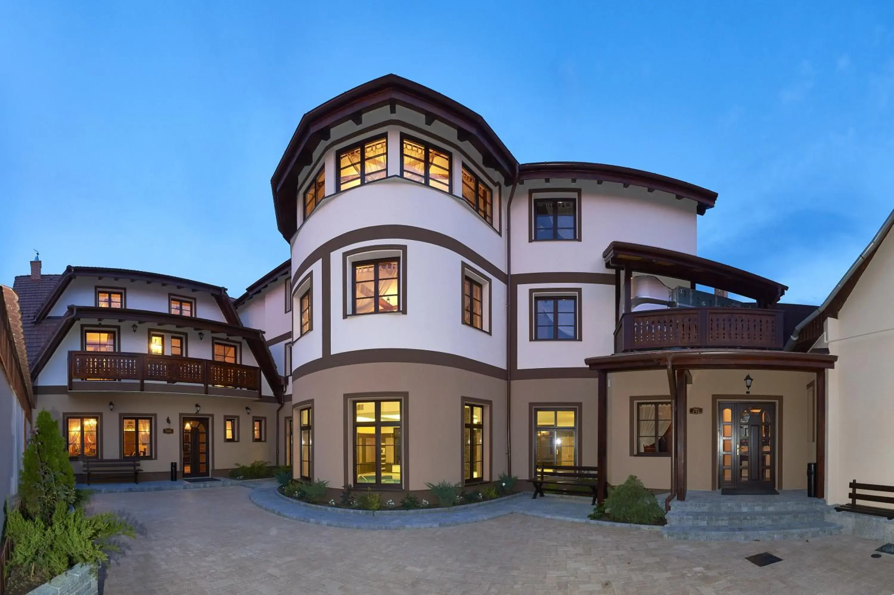 Facade/entrance in Conacul Ambient Facade/entrance in Conacul Ambient