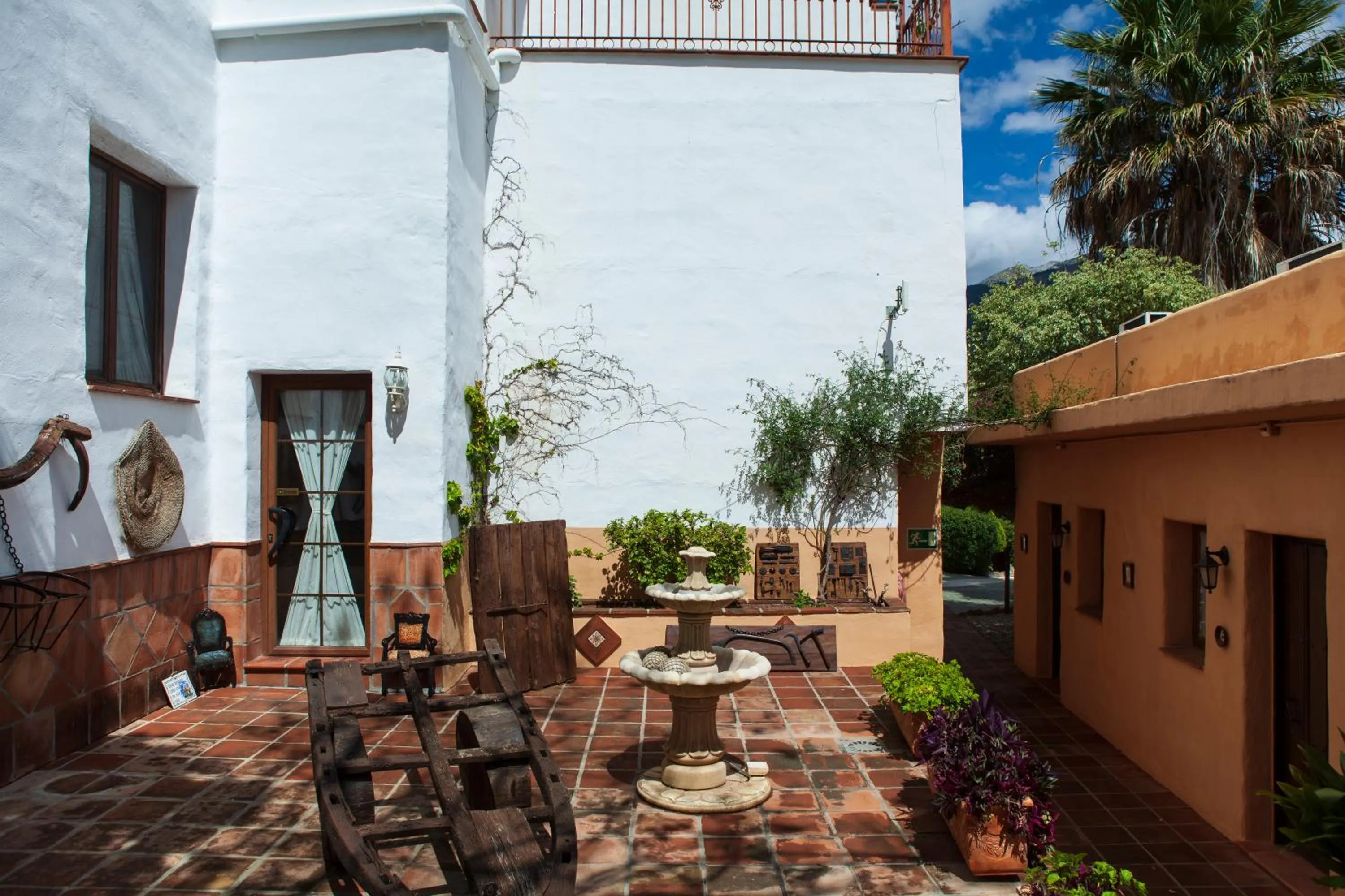 Patio in Hotel Cortijo de Salia