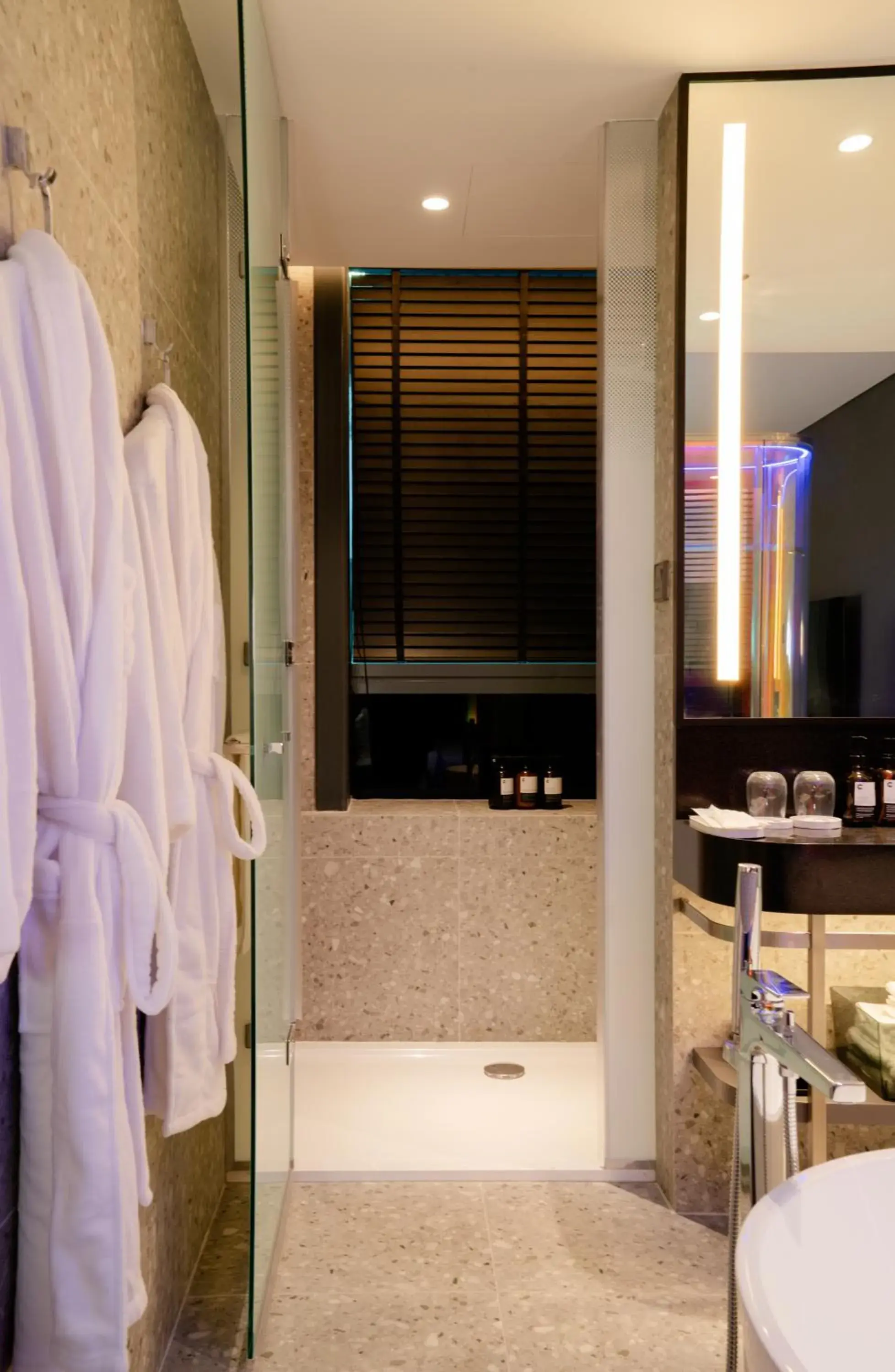 Executive King Room - MAX 1 Night Stay in CapsuleTransit MAX - Airport Hotel - Landside, Public Area - Gateway KLIA T2, Lvl 2M Executive King Room - MAX 1 Night Stay in CapsuleTransit MAX - Airport Hotel - Landside, Public Area - Gateway KLIA T2, Lvl 2M