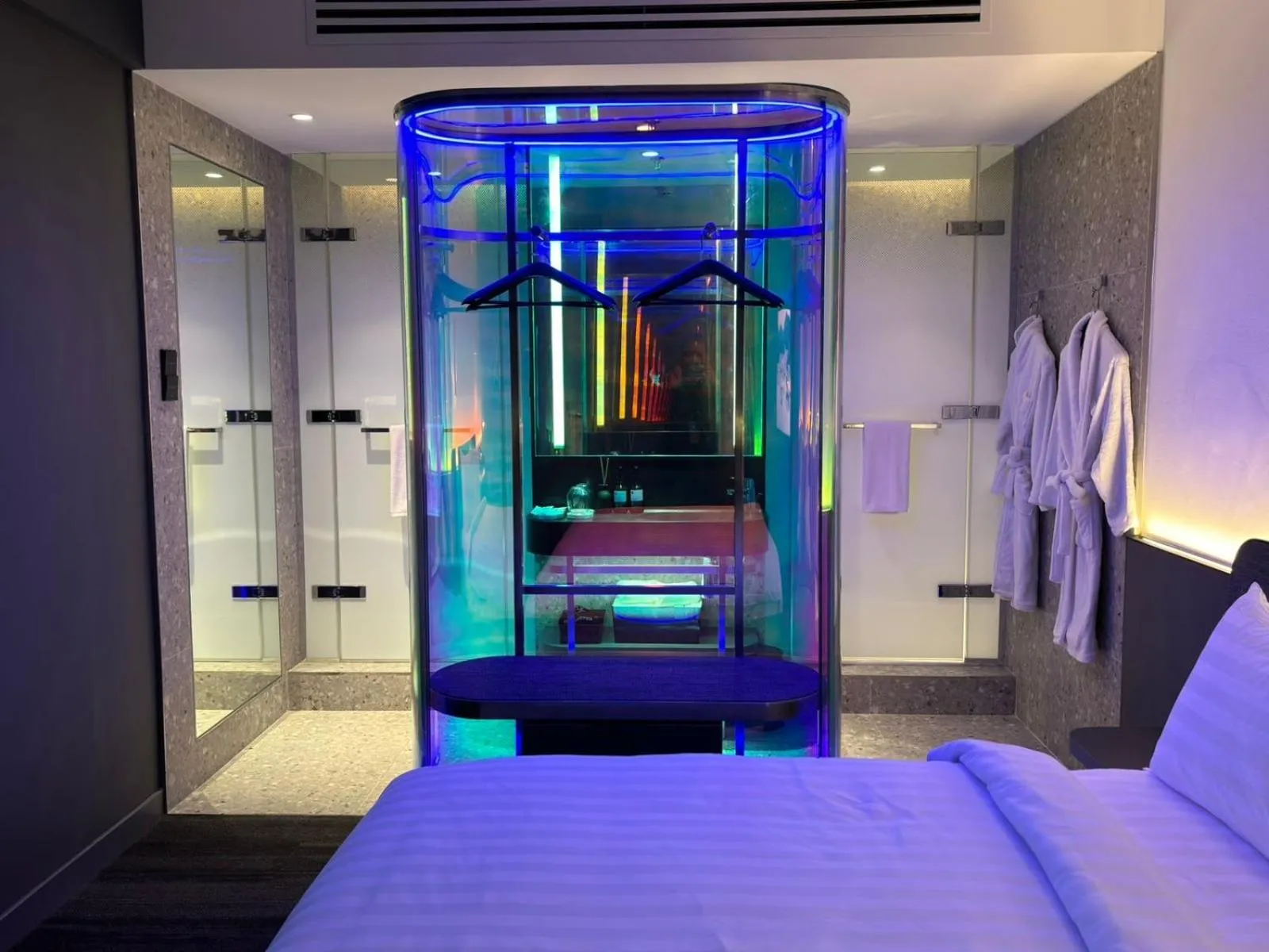 wardrobe, Bed in CapsuleTransit MAX - Terminal 2