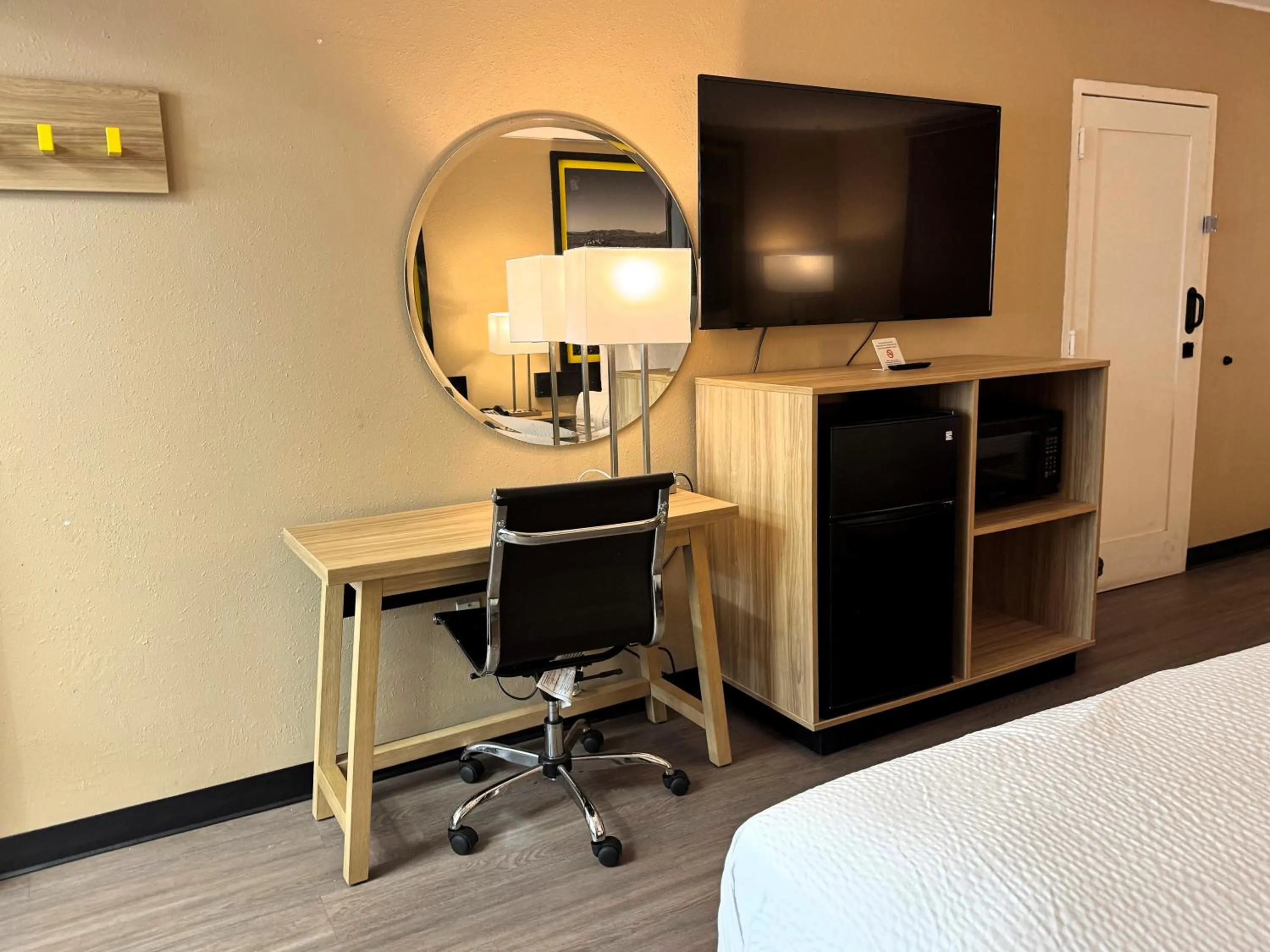 TV and multimedia, Bed in Super 8 by Wyndham Corpus Christi Airport