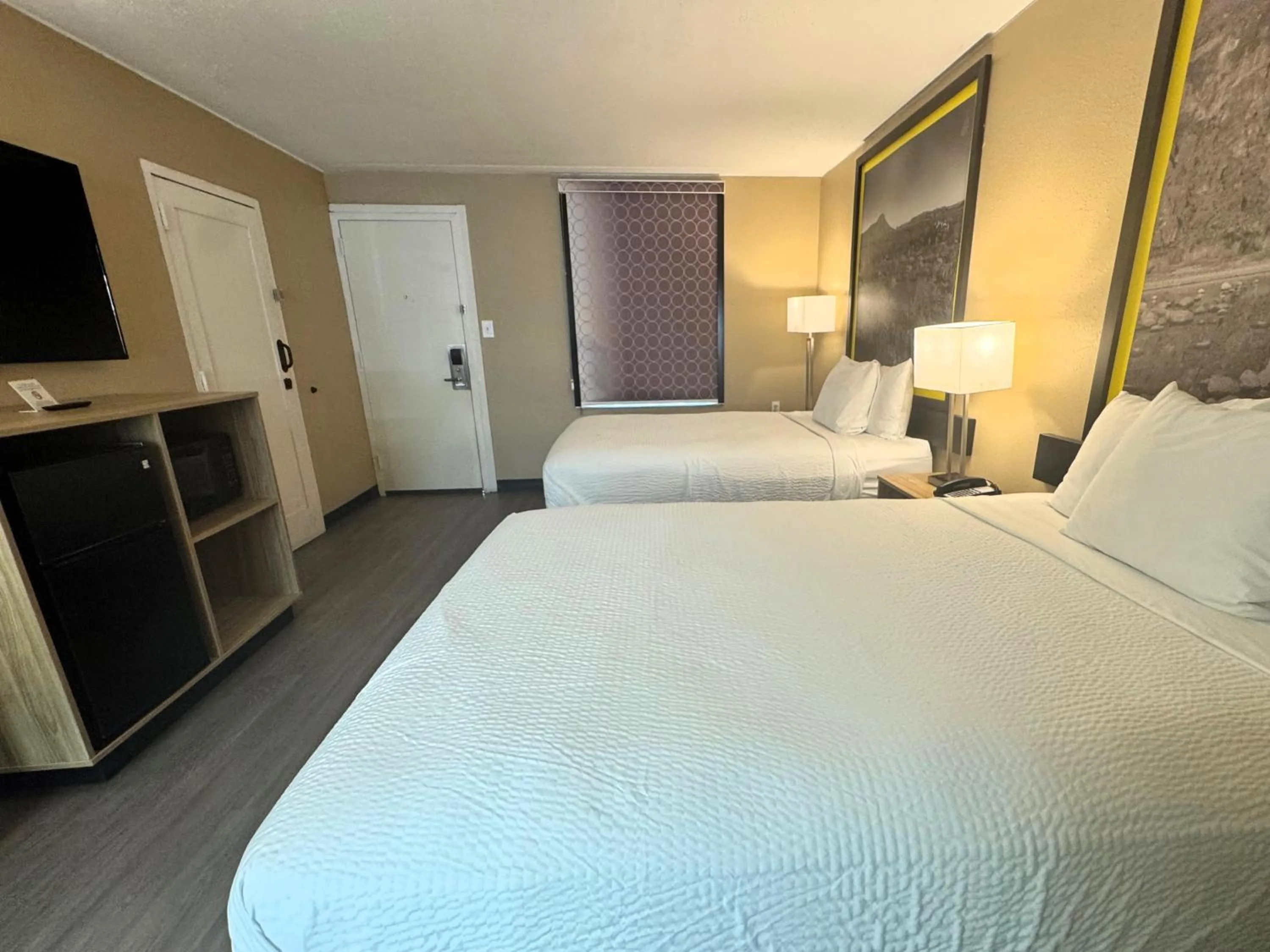 Photo of the whole room, Bed in Super 8 by Wyndham Corpus Christi Airport