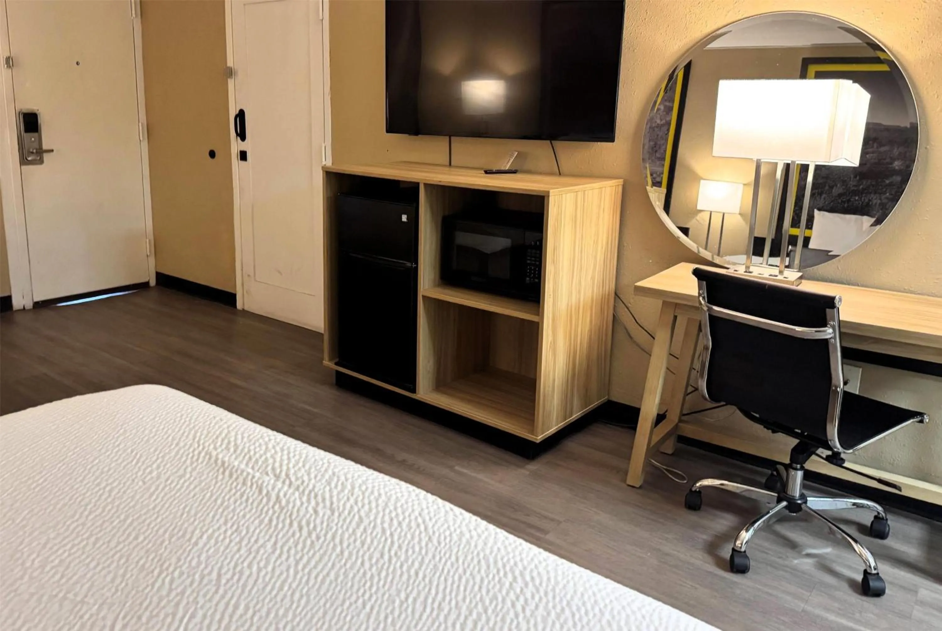 Photo of the whole room, Bed in Super 8 by Wyndham Corpus Christi Airport