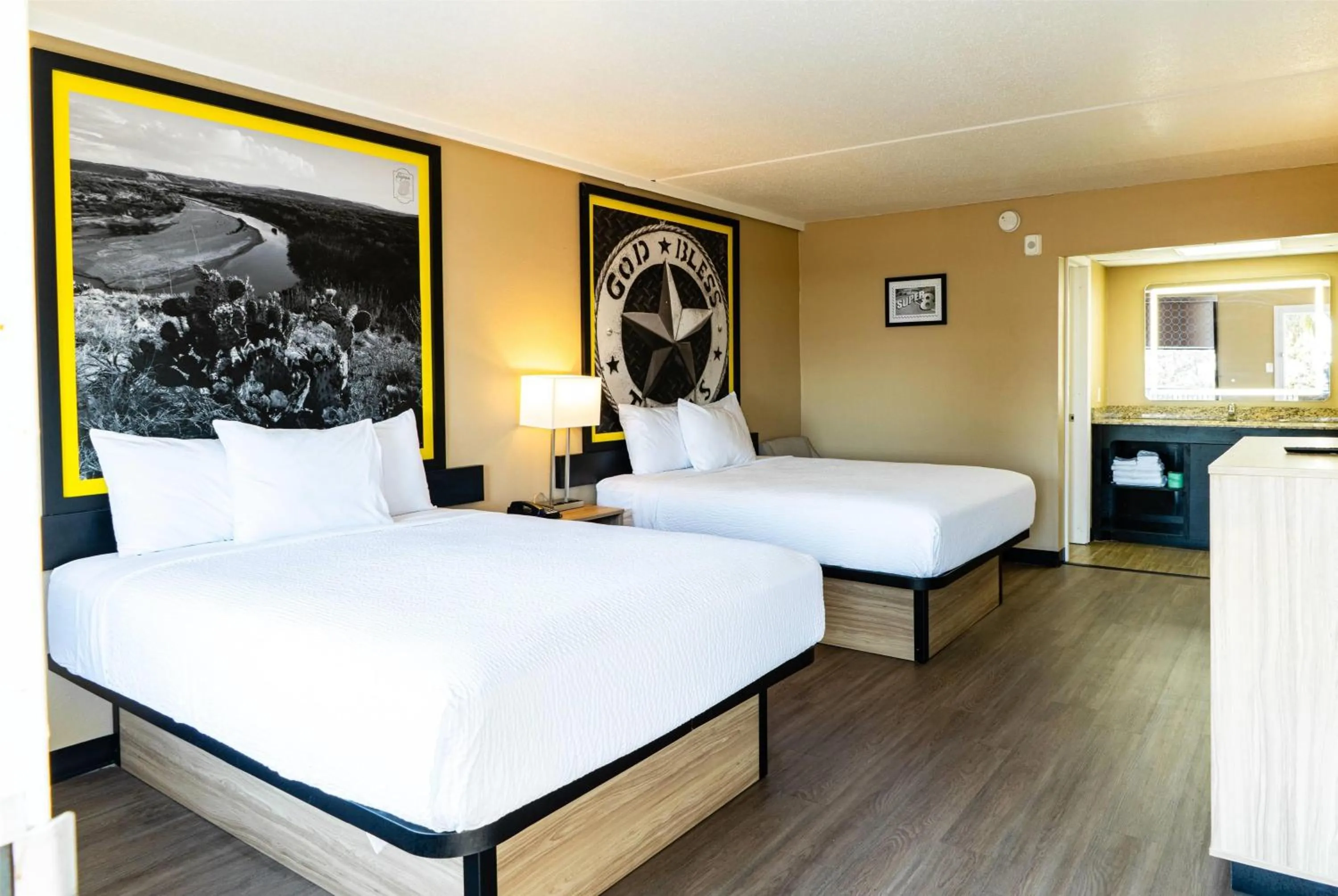 Photo of the whole room, Bed in Super 8 by Wyndham Corpus Christi Airport