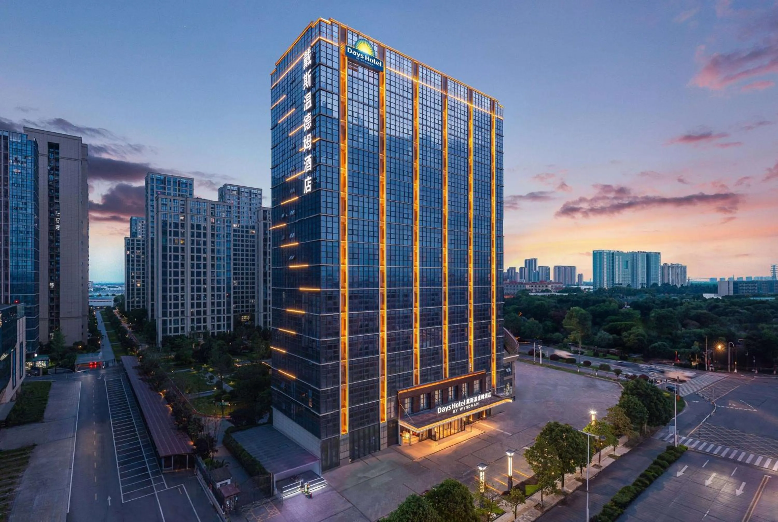 Property building in Days Hotel by Wyndham Chengdu Wenjiang