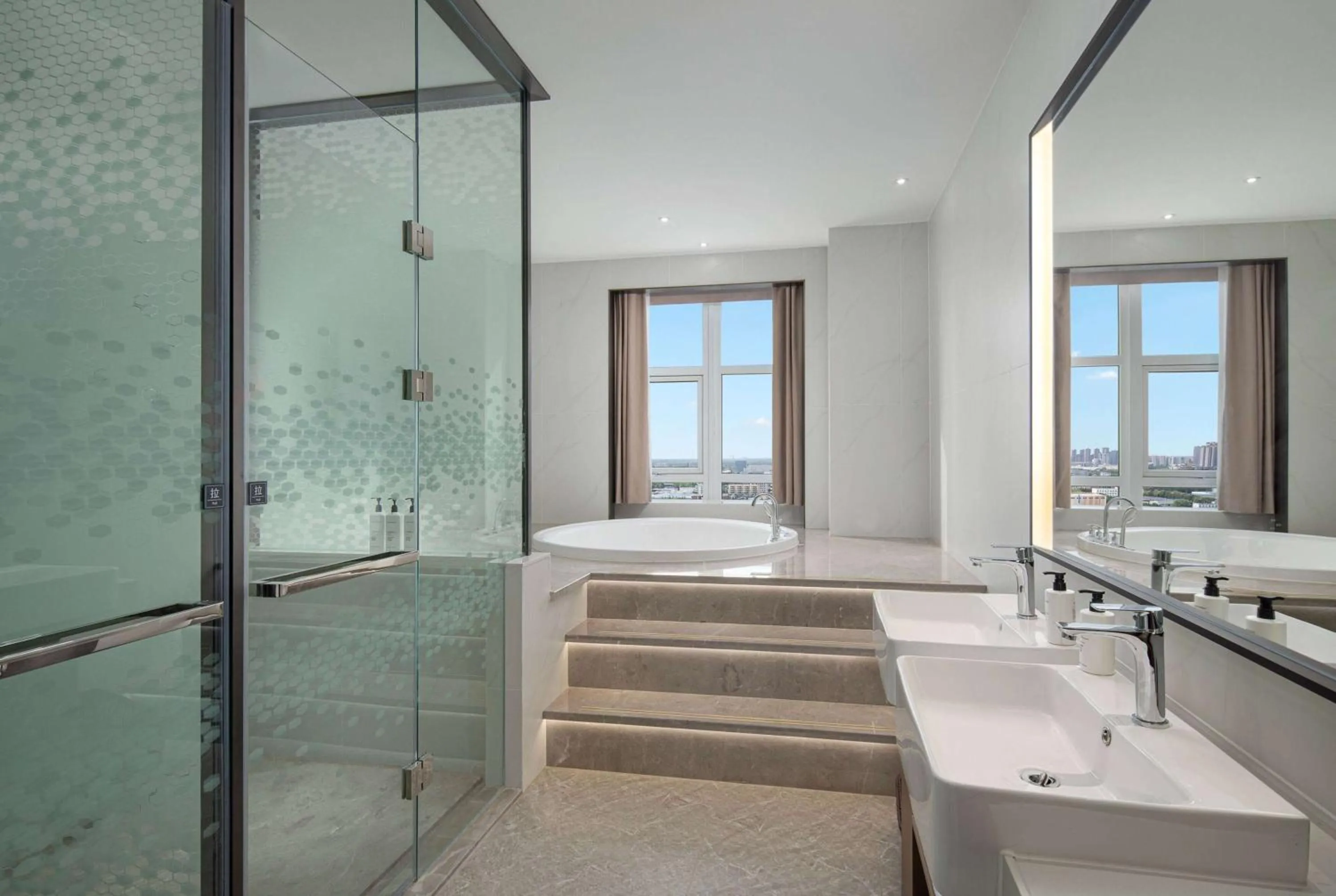 TV and multimedia in Days Hotel by Wyndham Chengdu Wenjiang