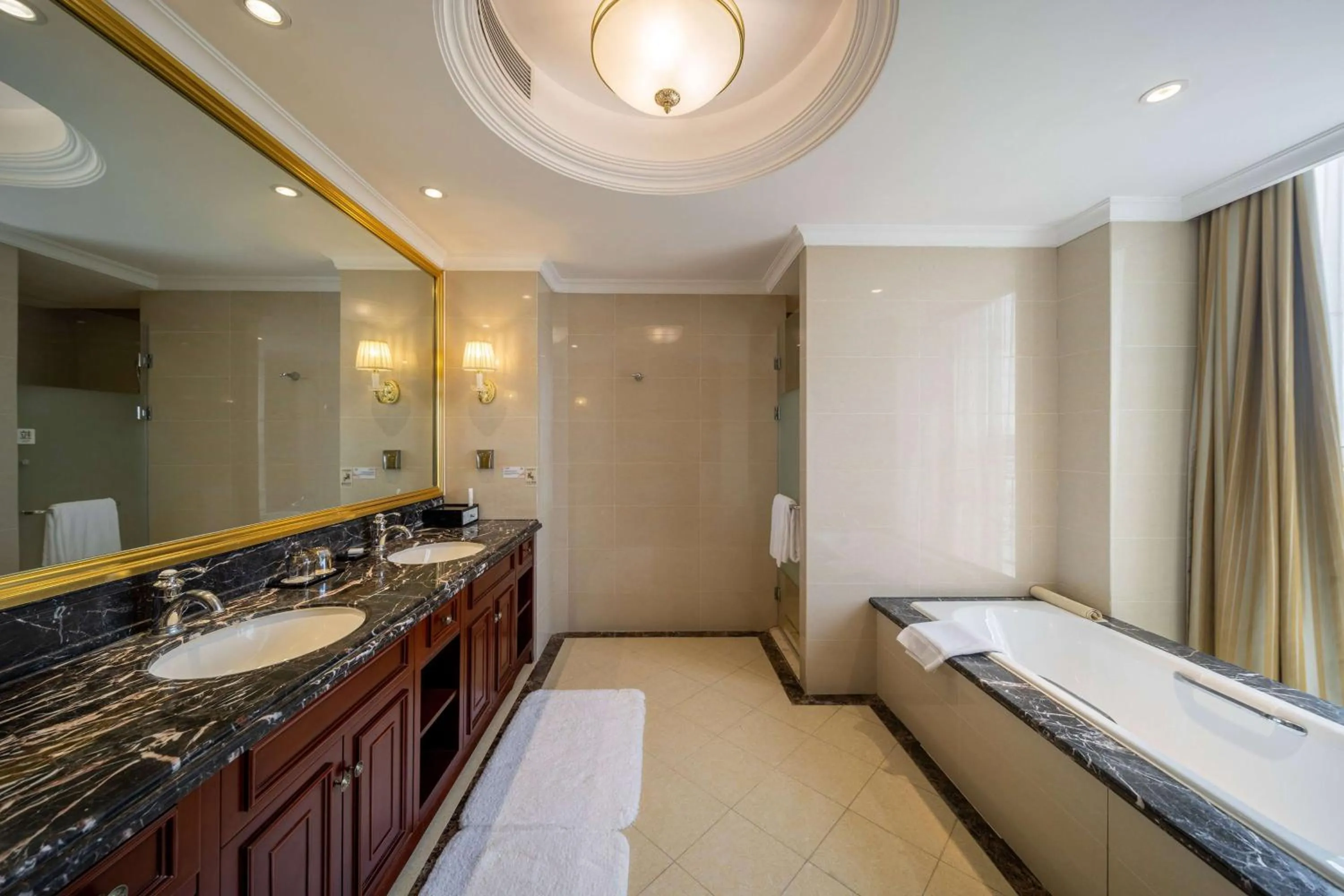 Toilet in Howard Johnson Junhe Hot Springs Resort Beijing北京君和豪生温泉酒店