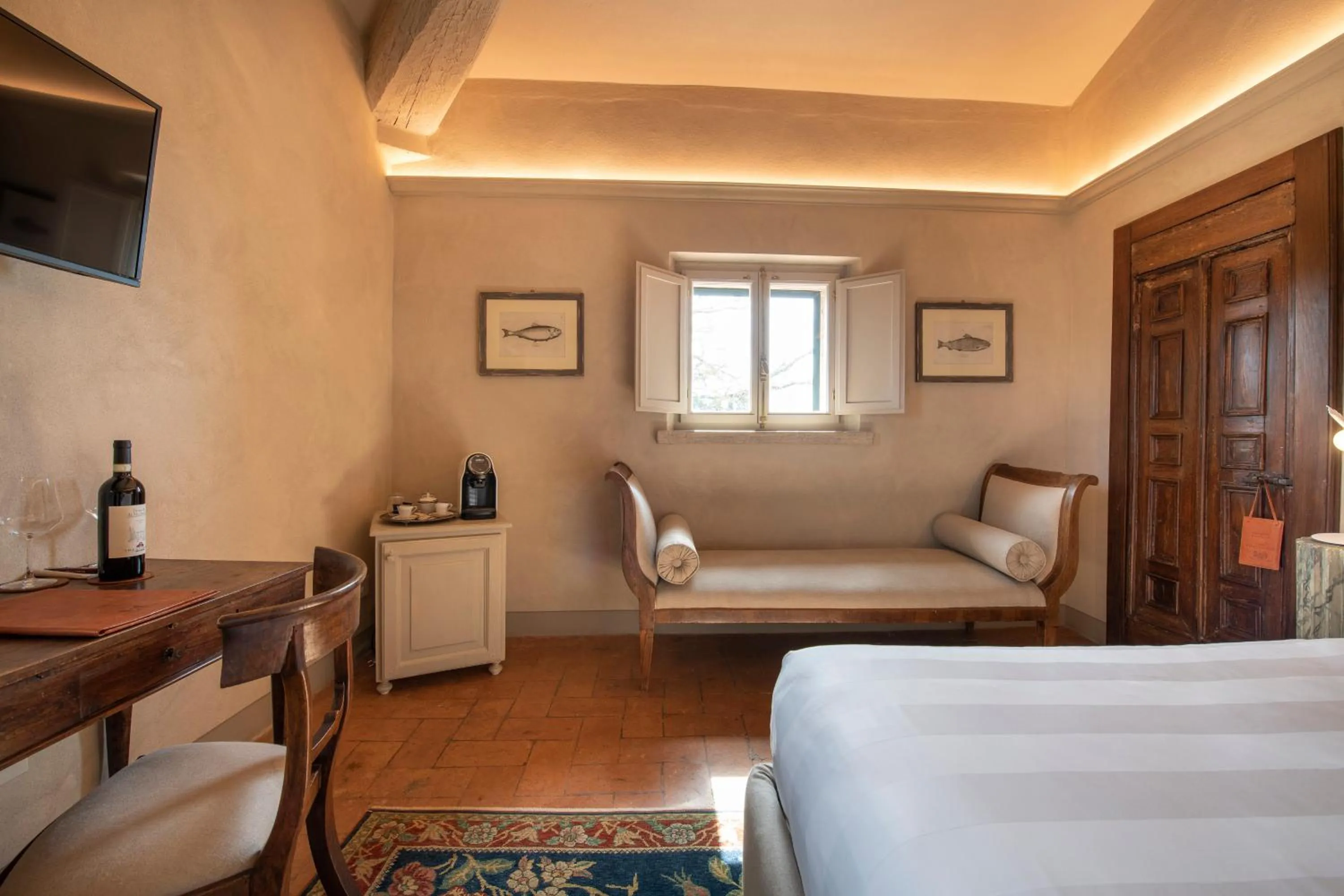 wardrobe, Bed in Villa Le Prata - Residenza del Vescovo - Cantina & Relais