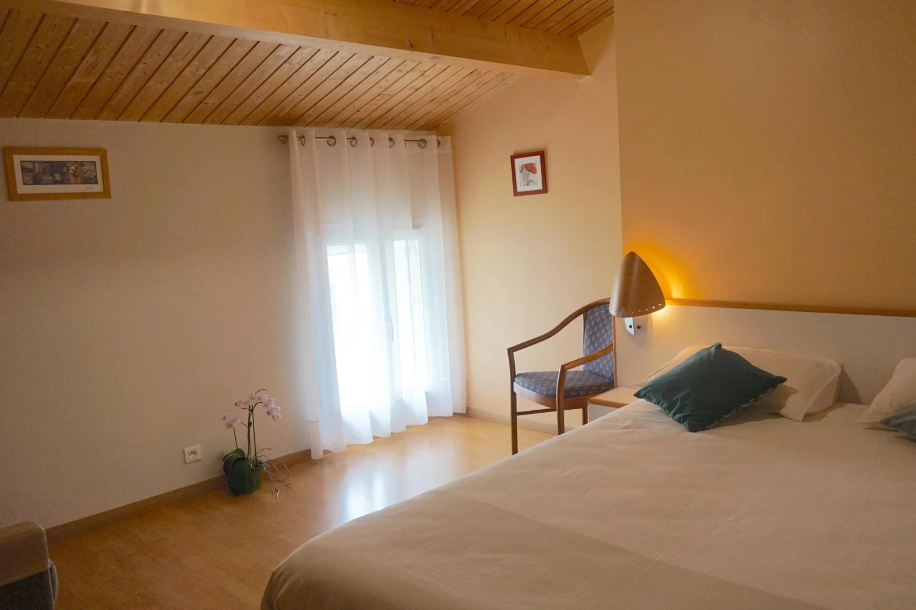 Photo of the whole room, Bed in Appartement La Rochelle