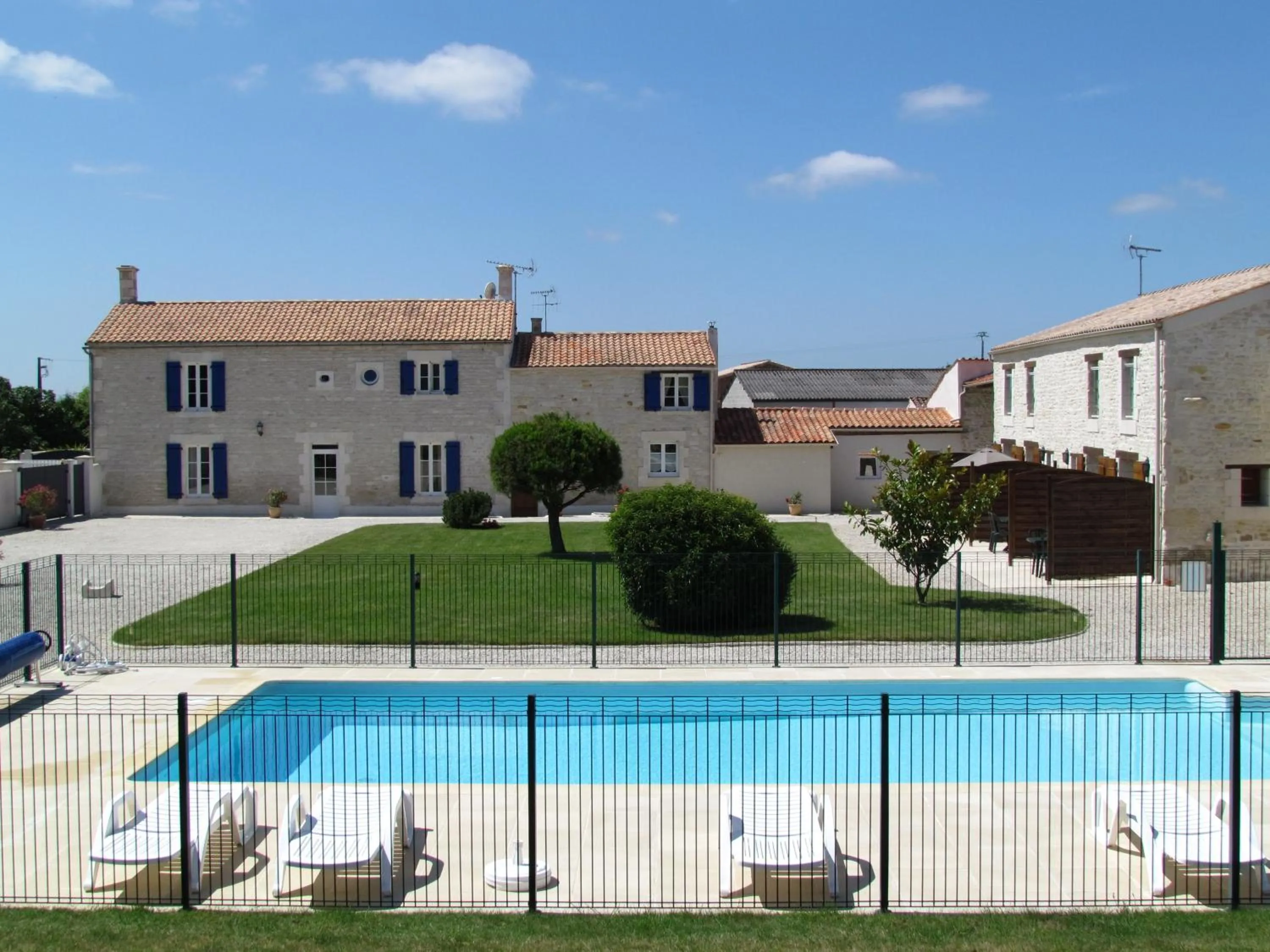 Swimming pool in Appartement La Rochelle