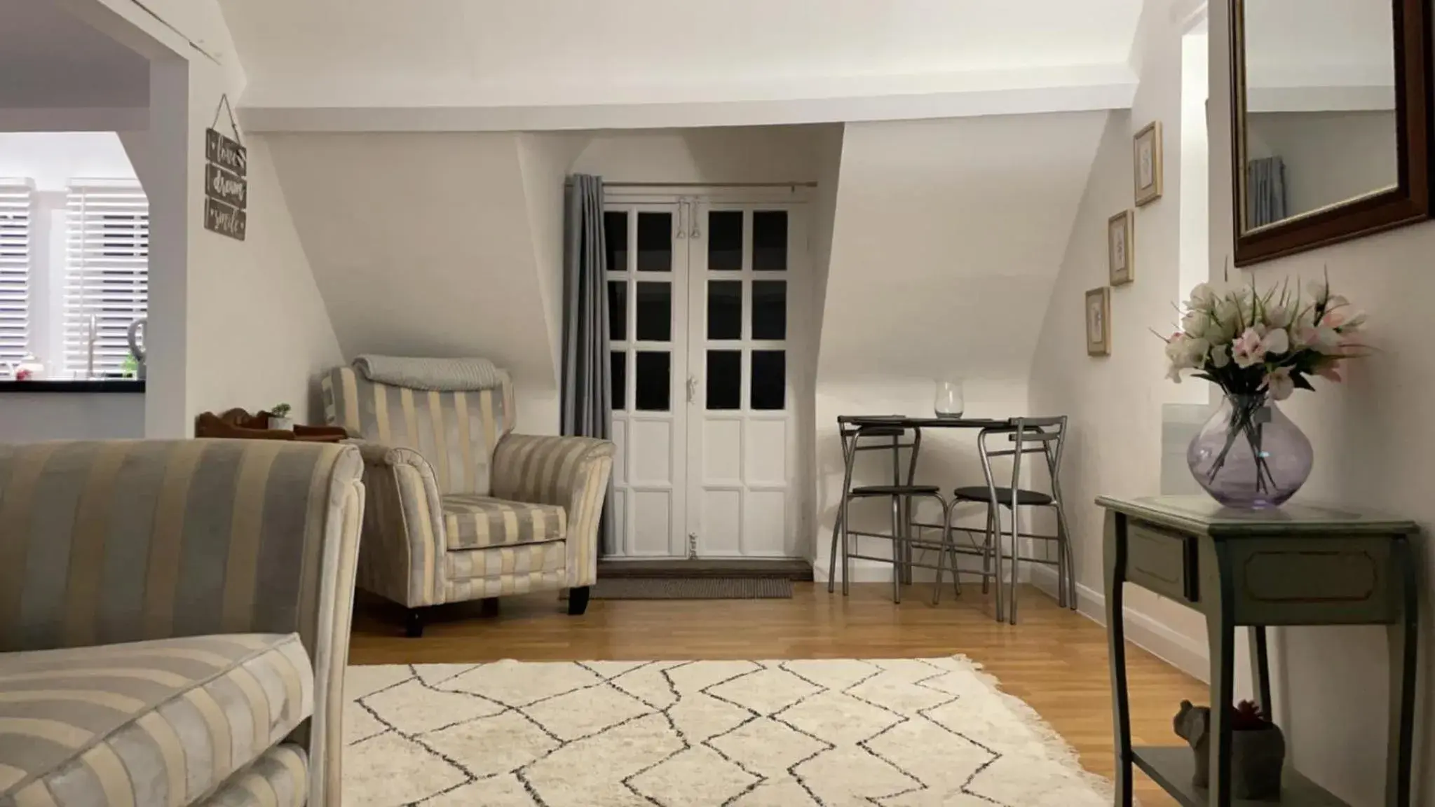 Apartment Sleeps 2 with Wi-Fi Apartment Sleeps 2 with Wi-Fi