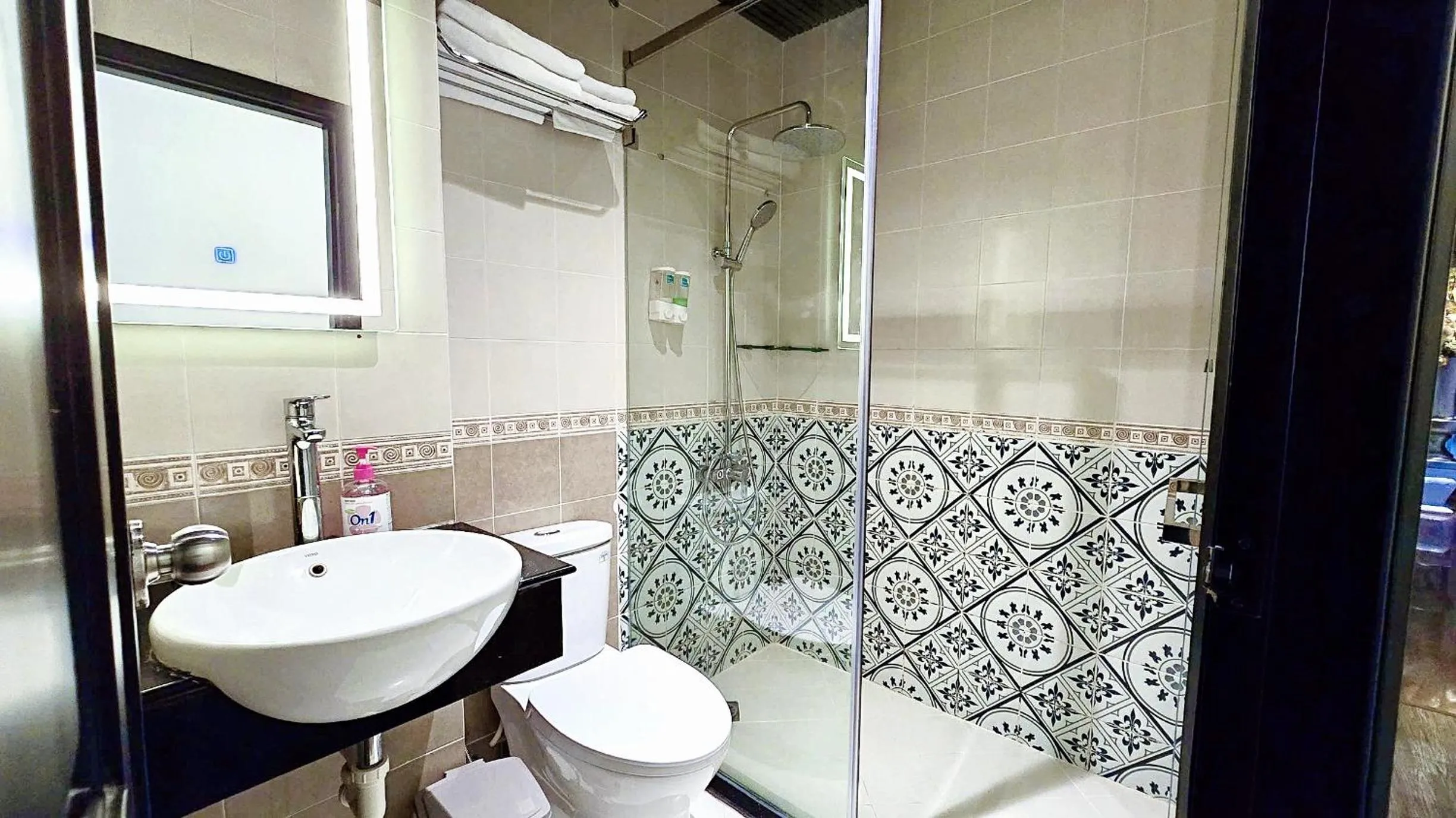 Bathroom in Rosa May Hotel