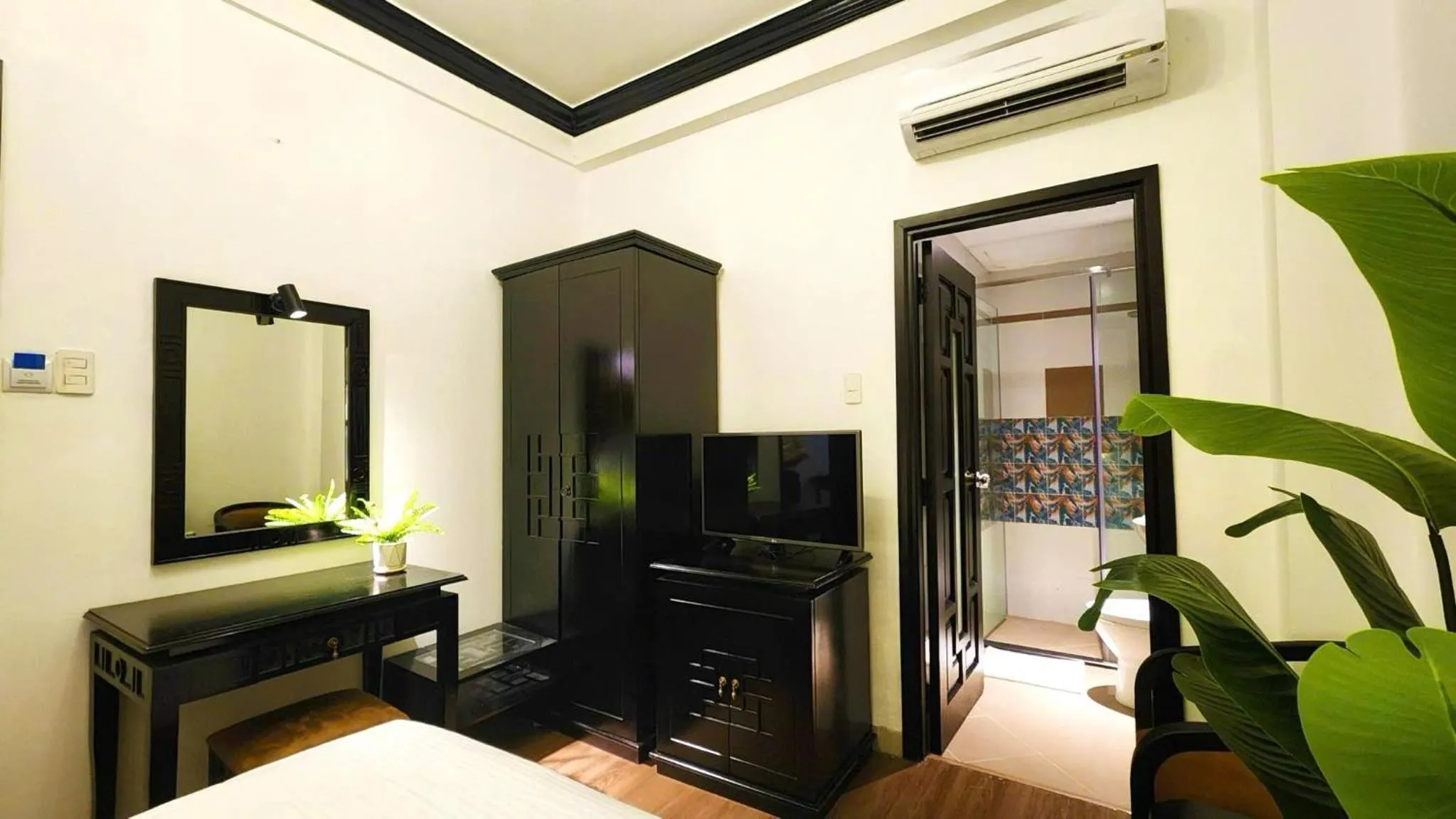 Shower, Bed in Rosa May Hotel