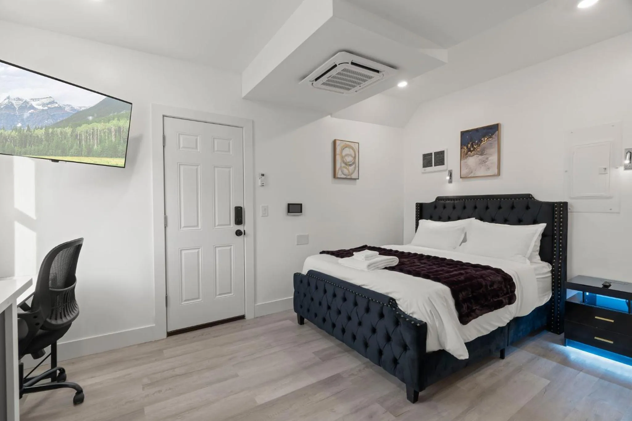 Bed in New Season Royals, Airport West