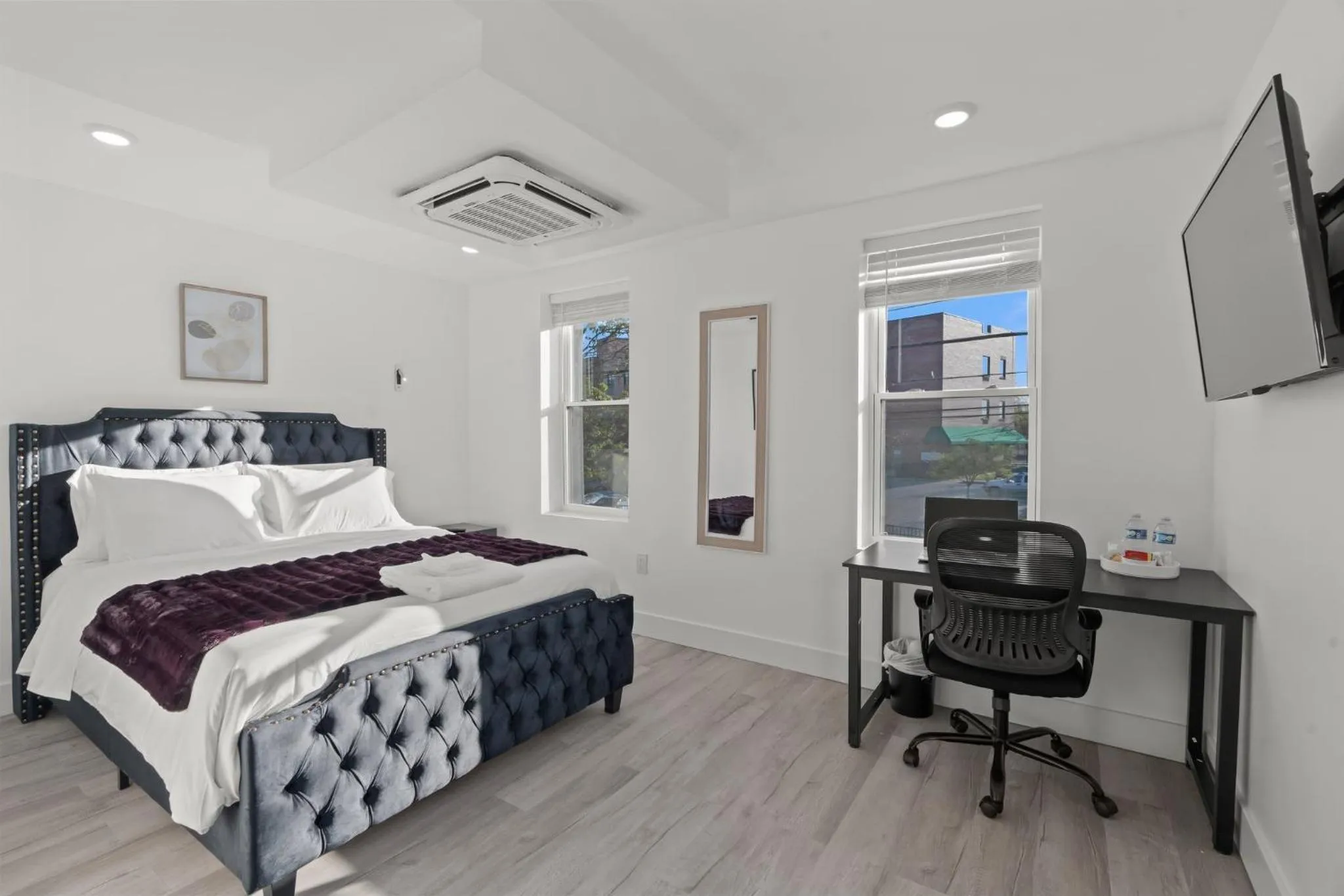 TV and multimedia, Bed in New Season Royals, Airport West