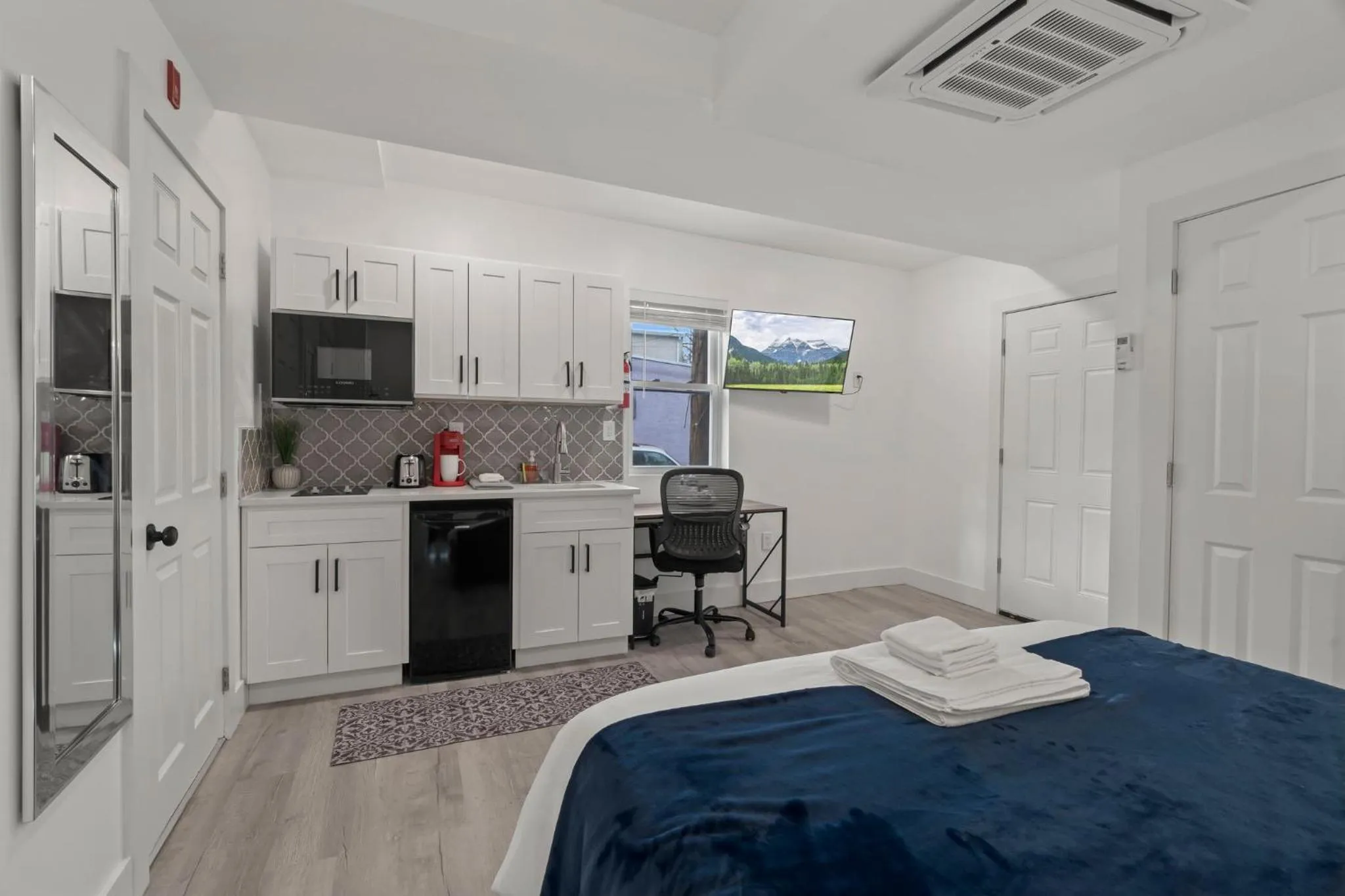 Photo of the whole room, Bed in New Season Royals, Airport West