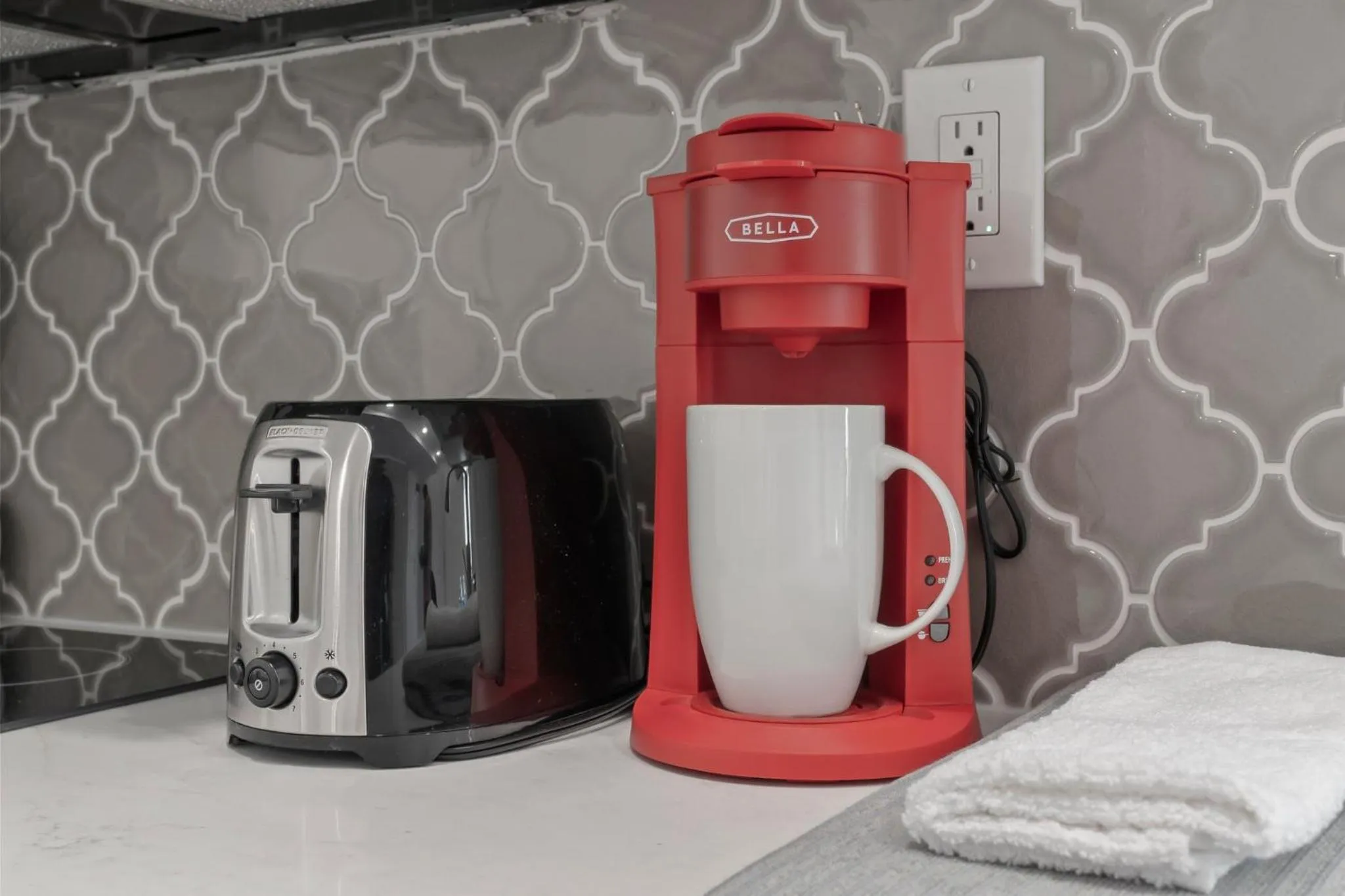 Coffee/tea facilities in New Season Royals, Airport West