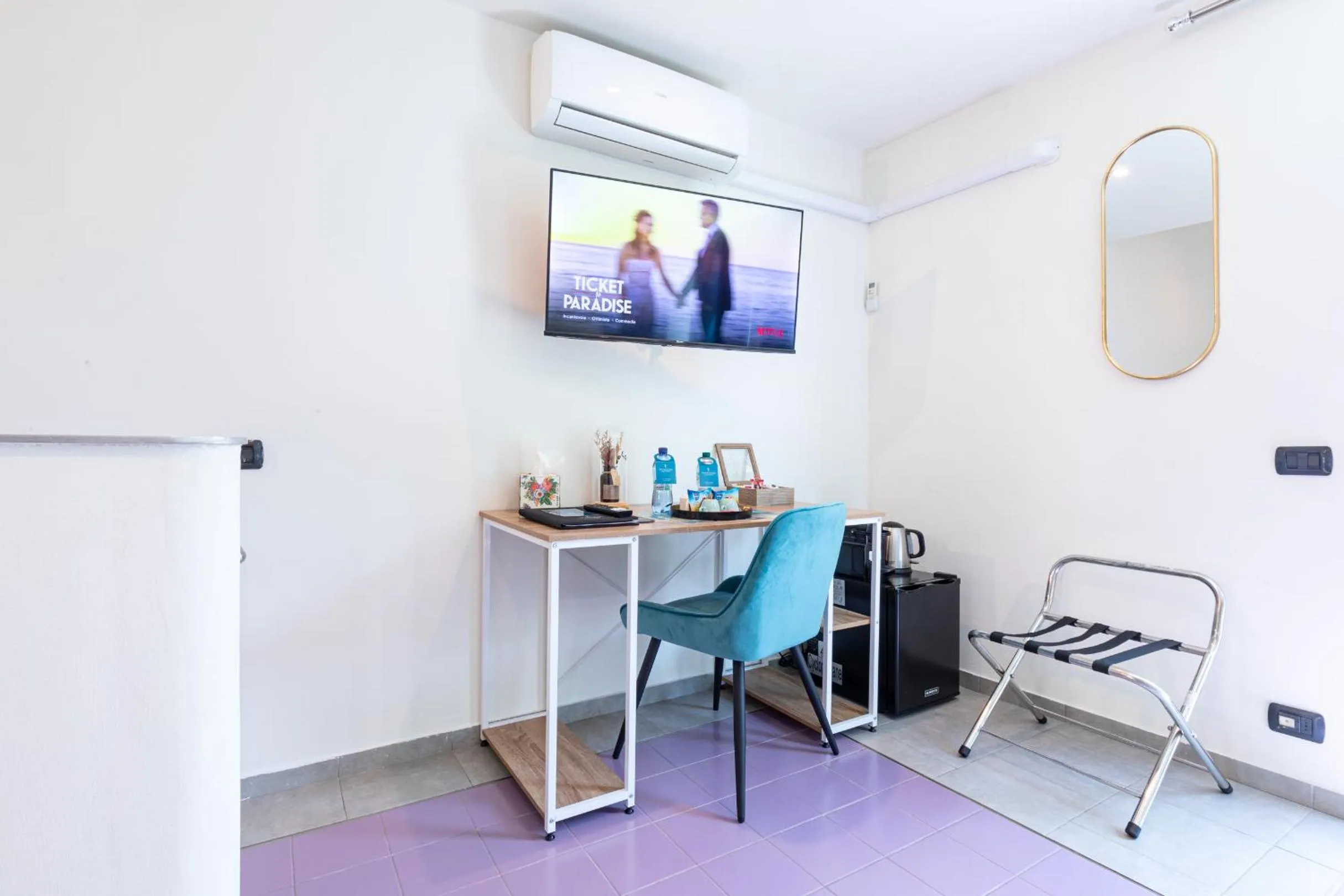 TV and multimedia, TV/Entertainment Center in B&b Too Cute 2b Str8