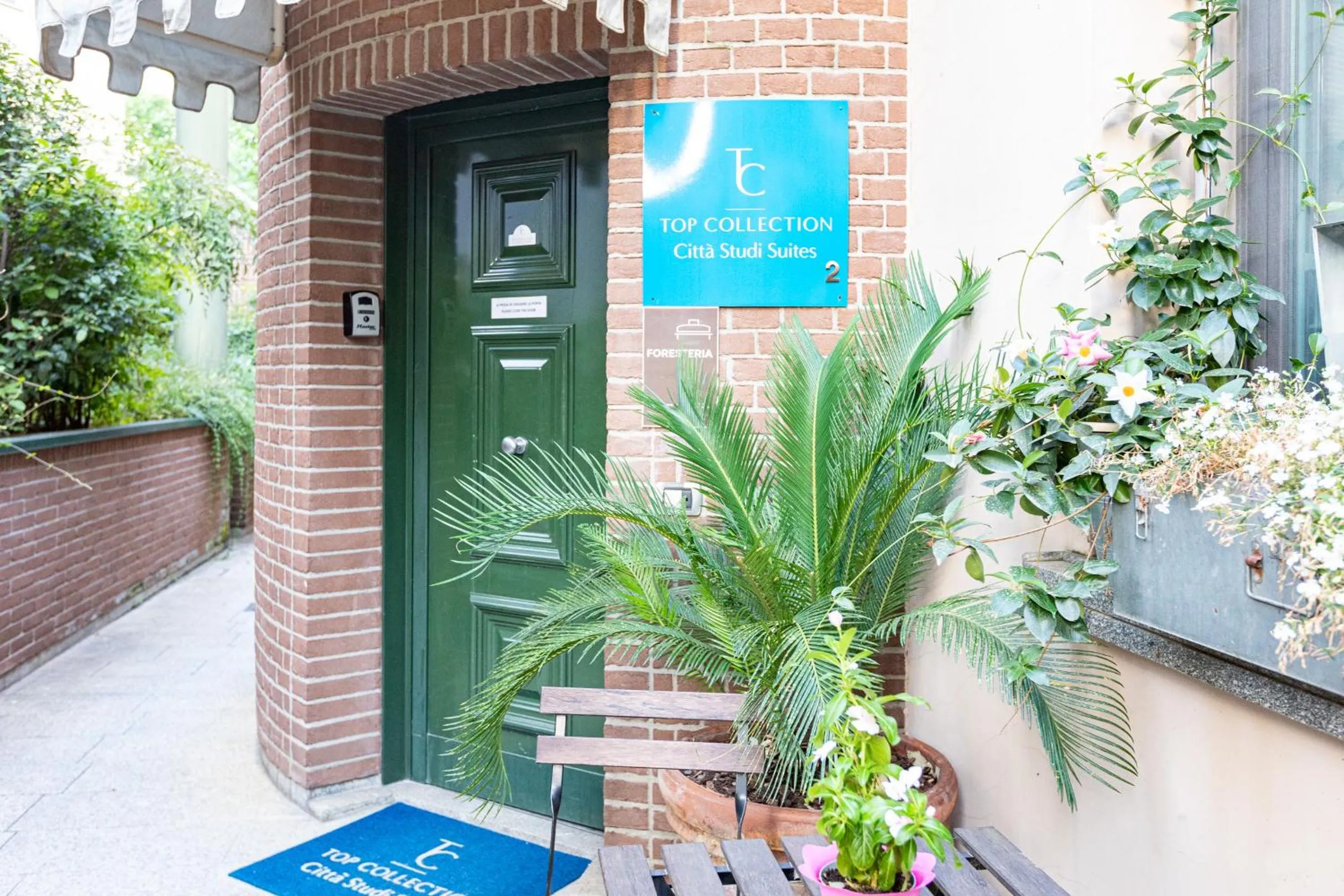 Property building in B&b Too Cute 2b Str8