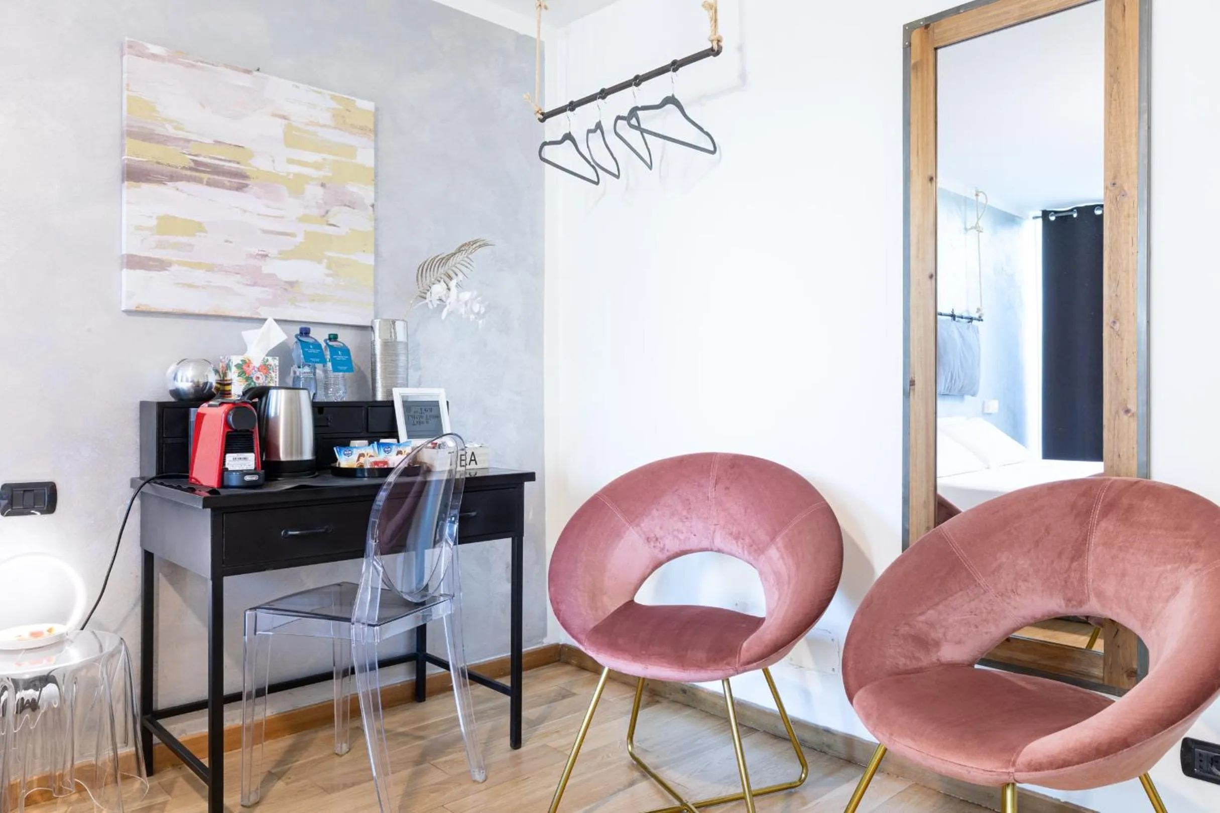 Coffee/tea facilities, Seating Area in B&b Too Cute 2b Str8