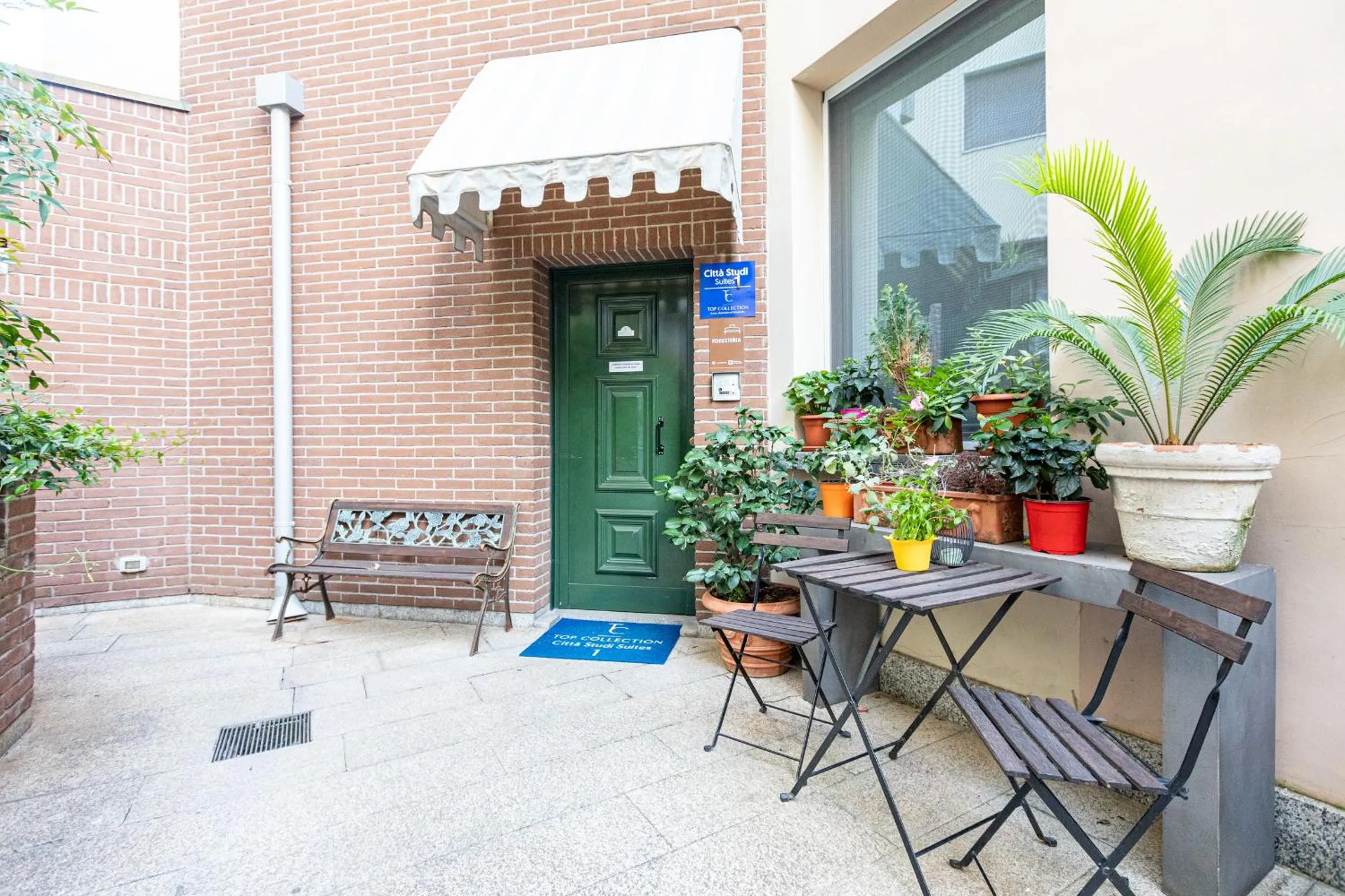 Property building in B&b Too Cute 2b Str8