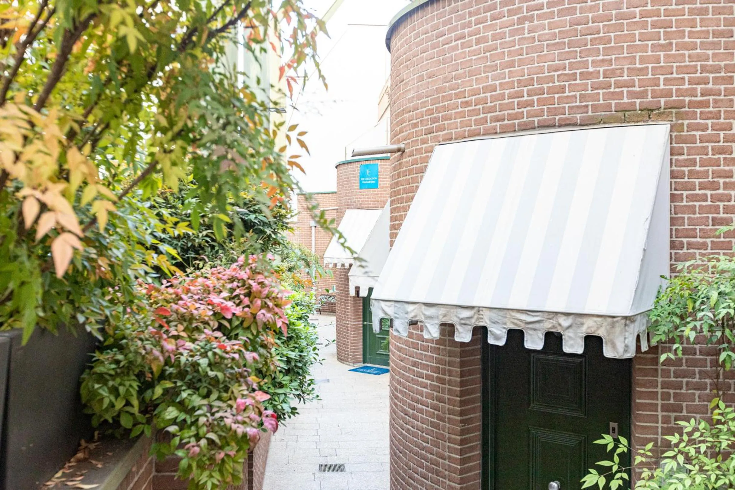 Property Building in B&b Too Cute 2b Str8