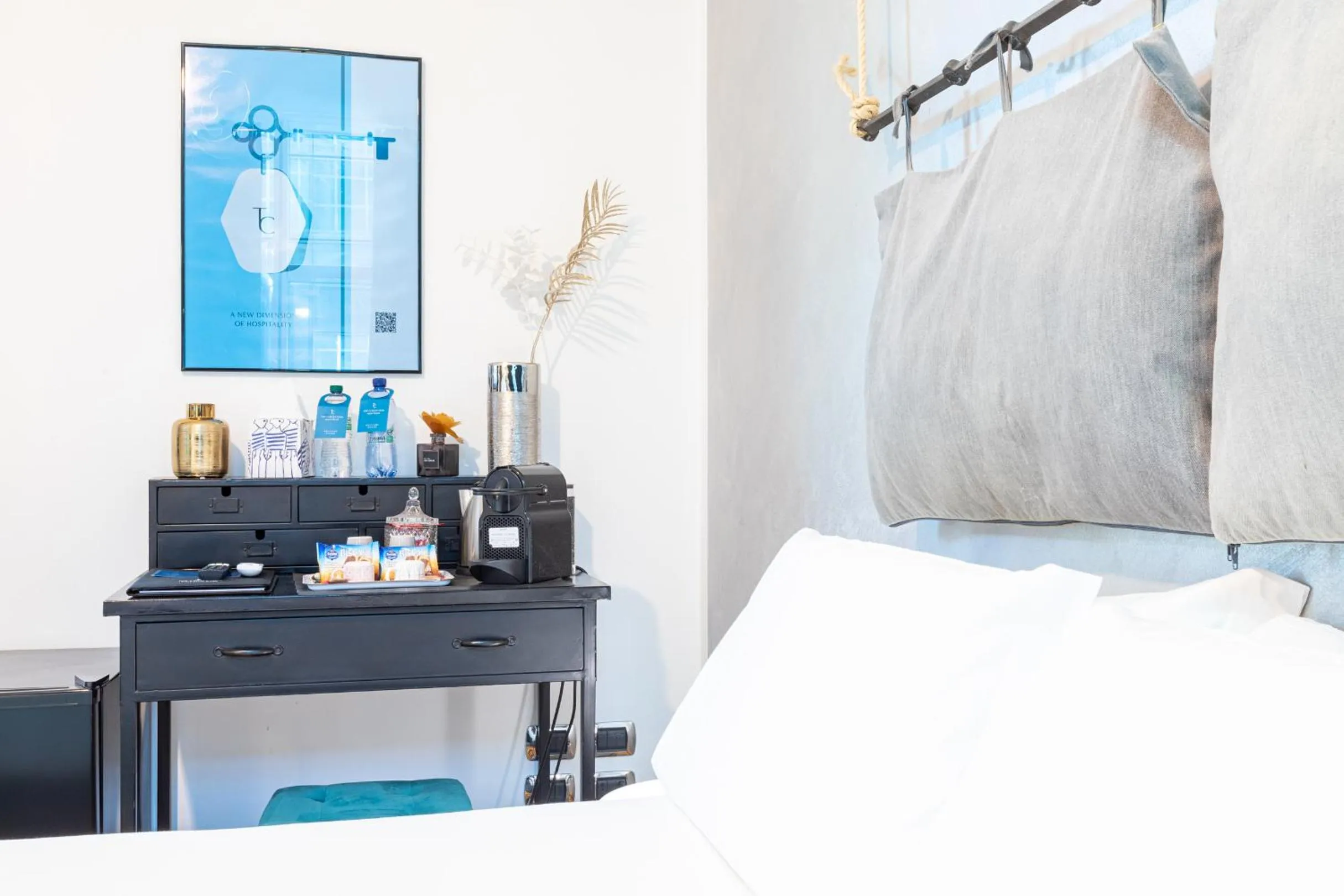 Coffee/tea facilities, Bed in B&b Too Cute 2b Str8