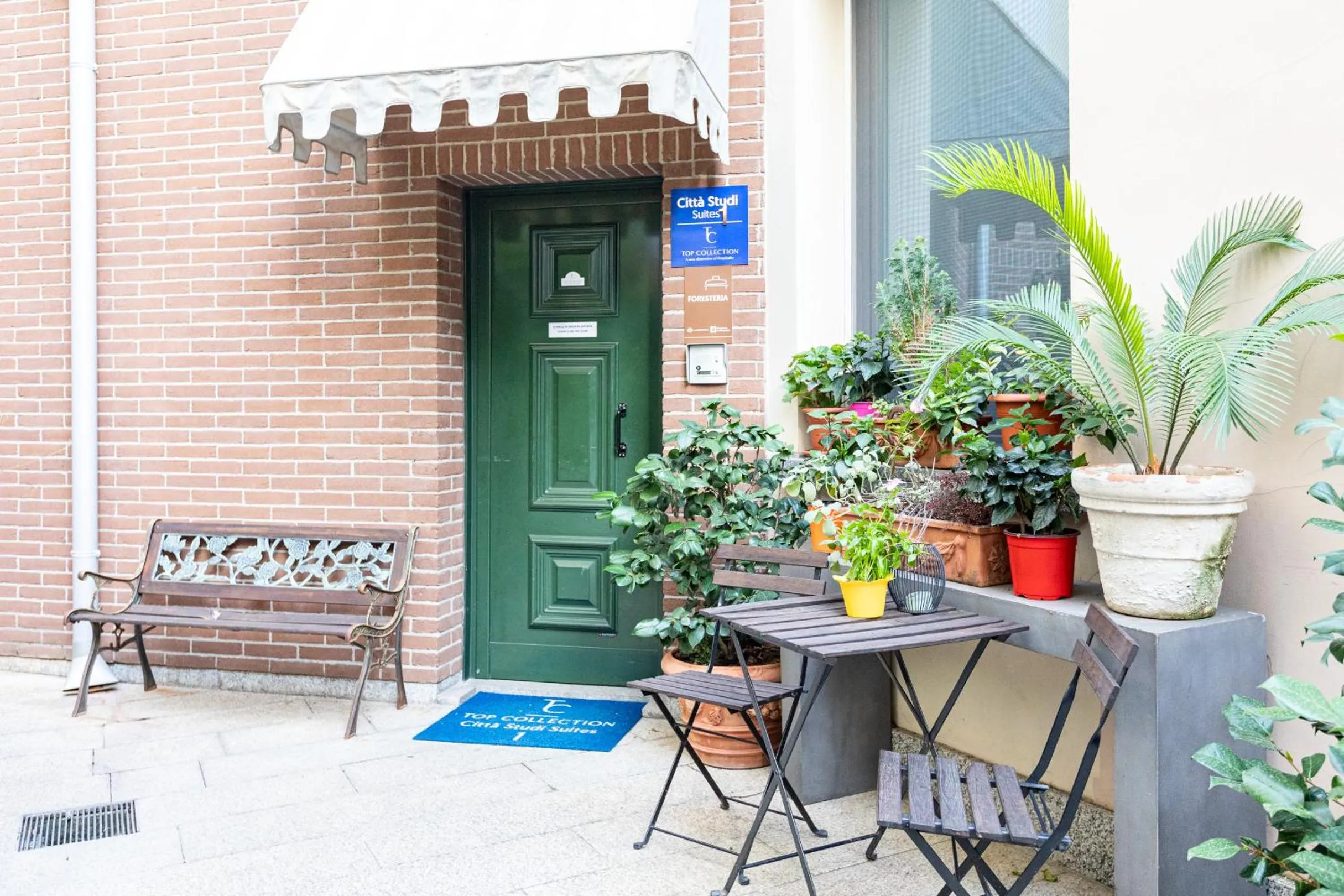 Facade/entrance in B&b Too Cute 2b Str8