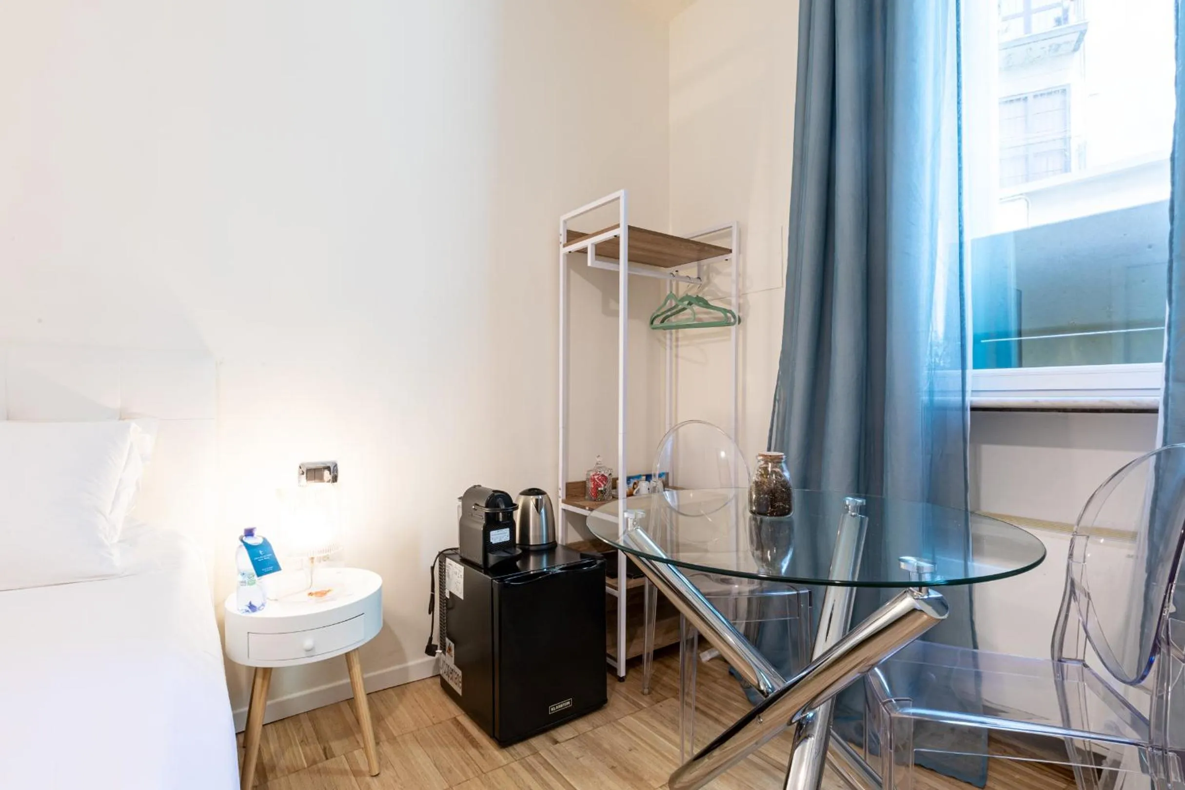 Dining area, Bathroom in B&b Too Cute 2b Str8