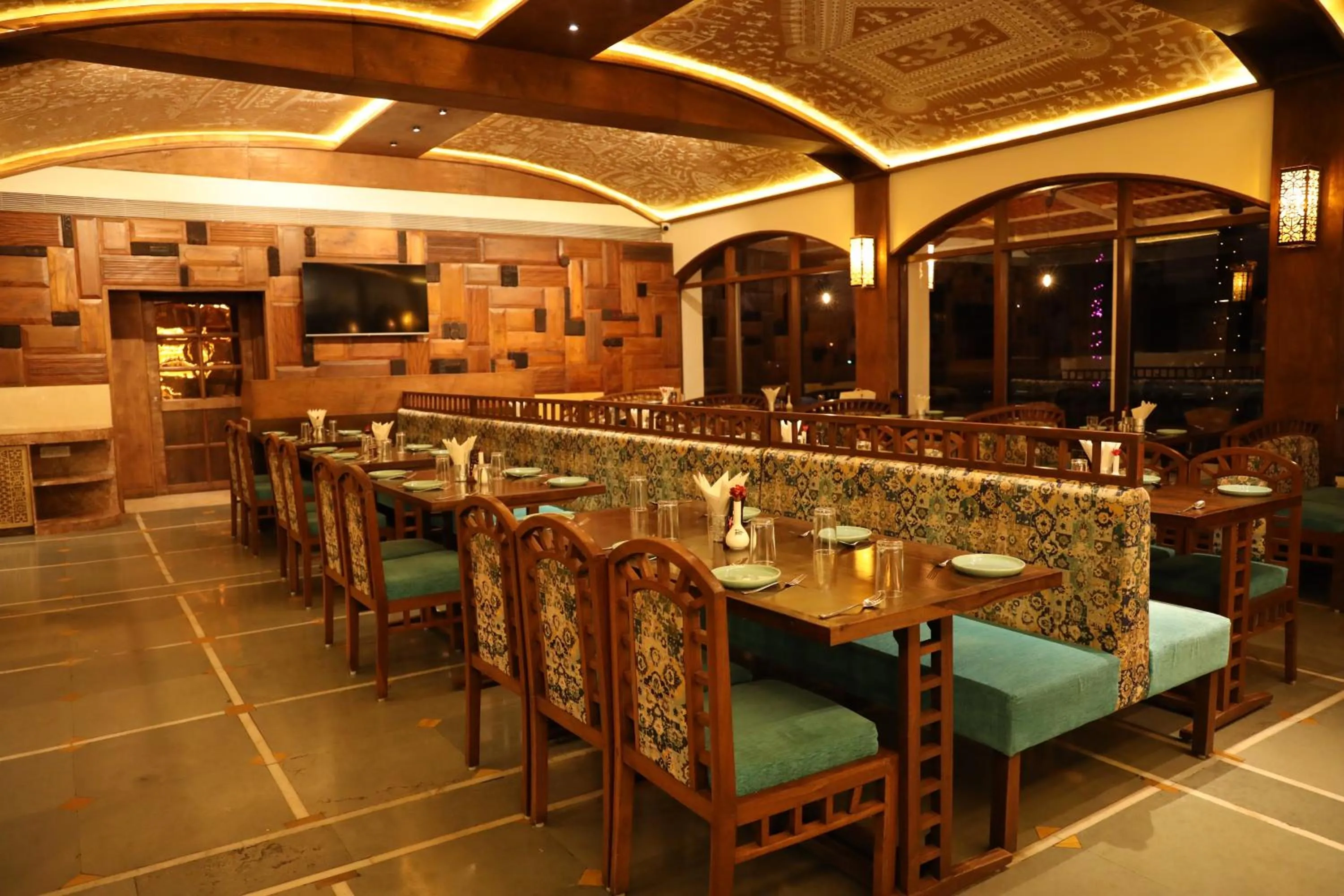 Restaurant/places to eat in Avhyay Resort