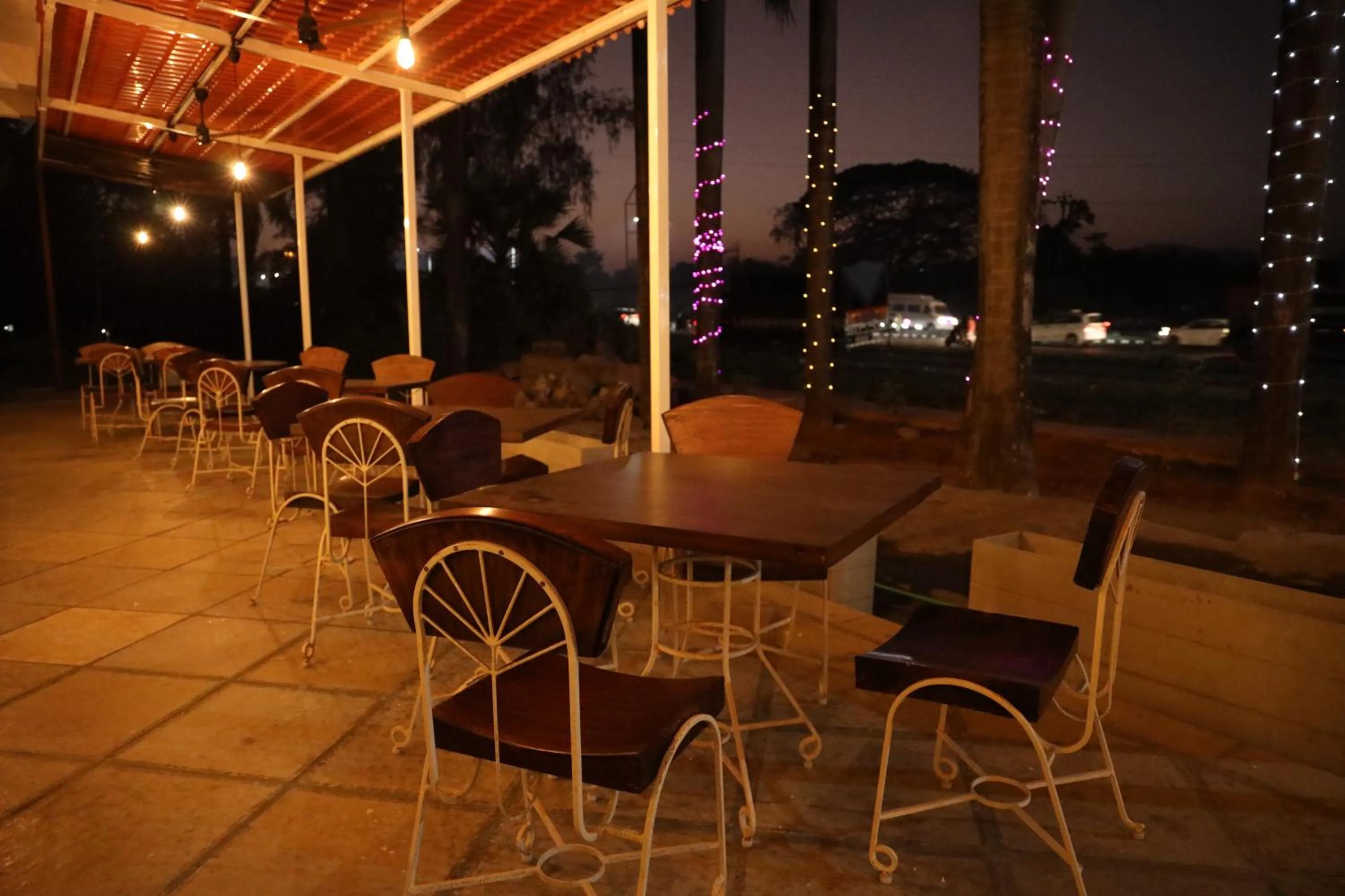 Restaurant/places to eat in Avhyay Resort