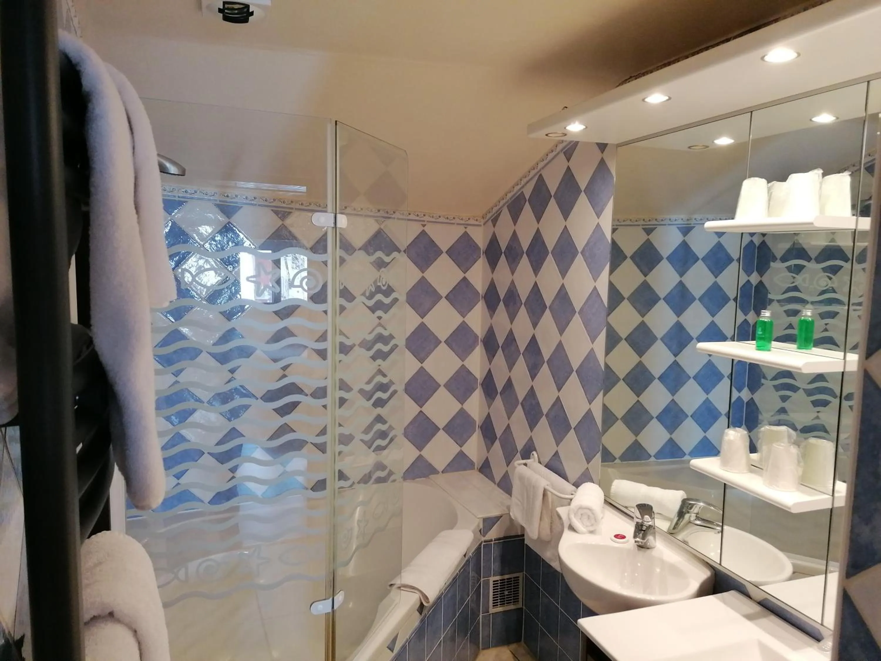 Bathroom in Hôtel Le Lievre Blanc