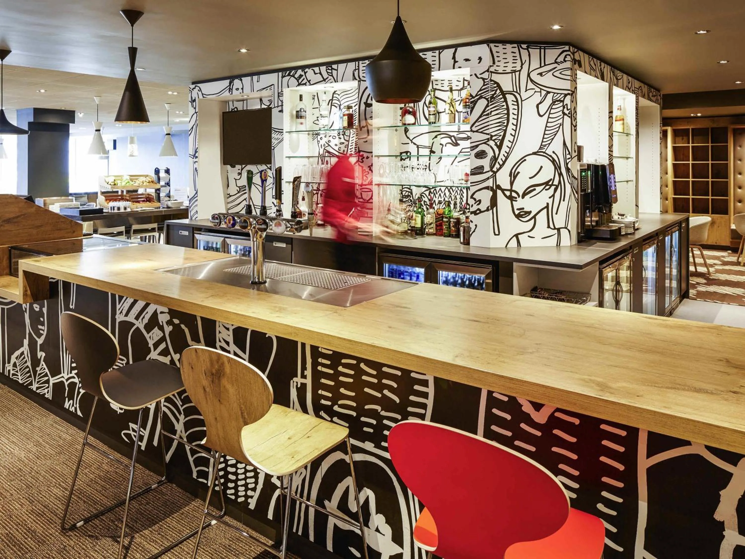 Restaurant/places to eat in ibis London Heathrow Airport