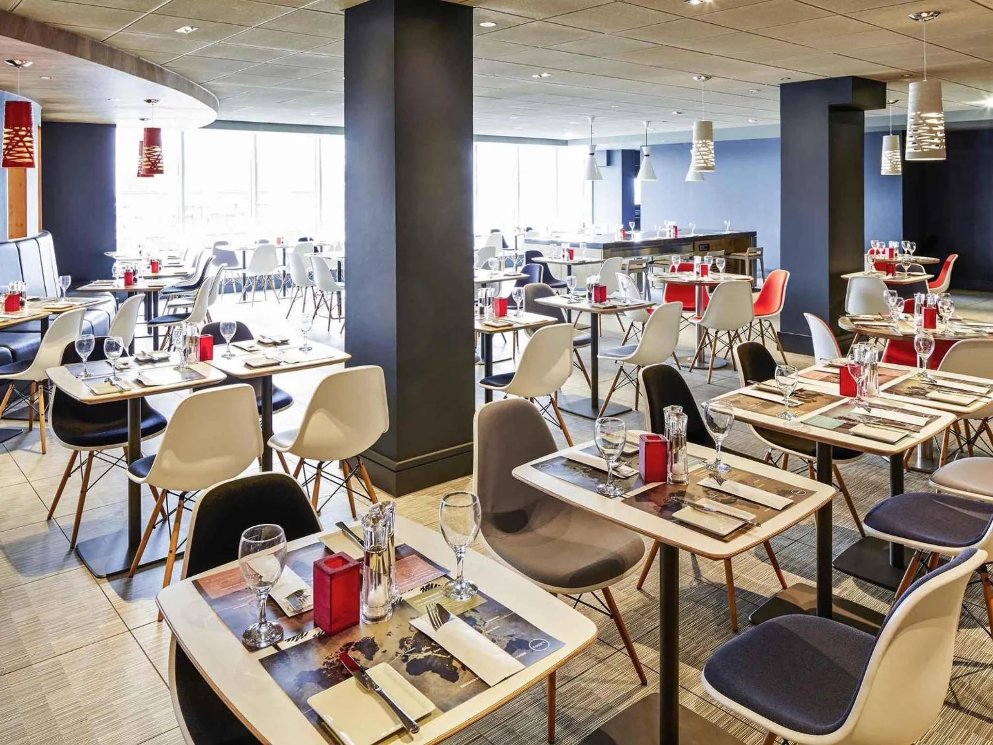 Restaurant/places to eat in ibis London Heathrow Airport