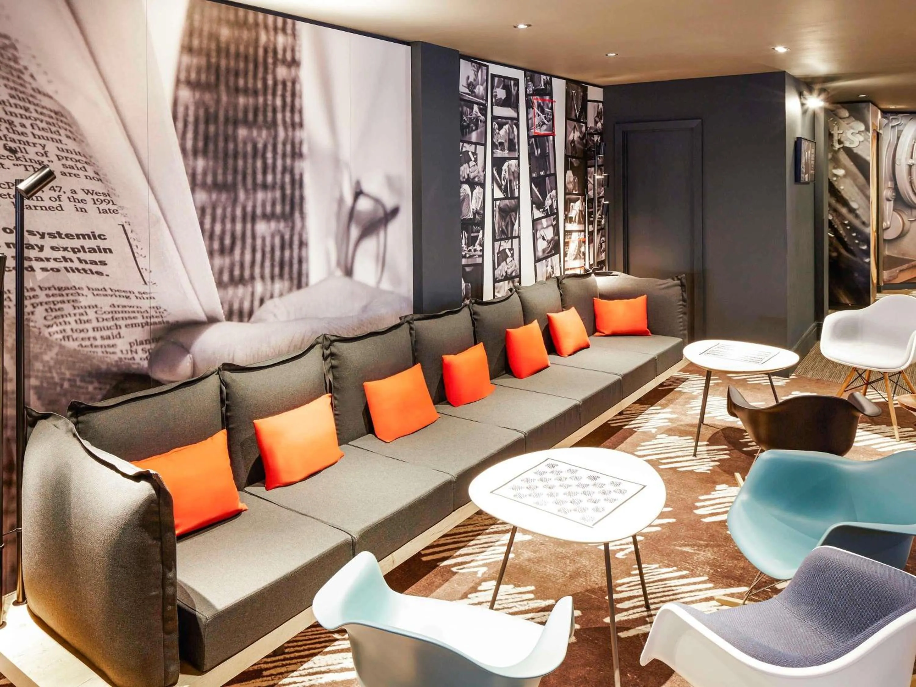 Lounge or bar in ibis London Heathrow Airport