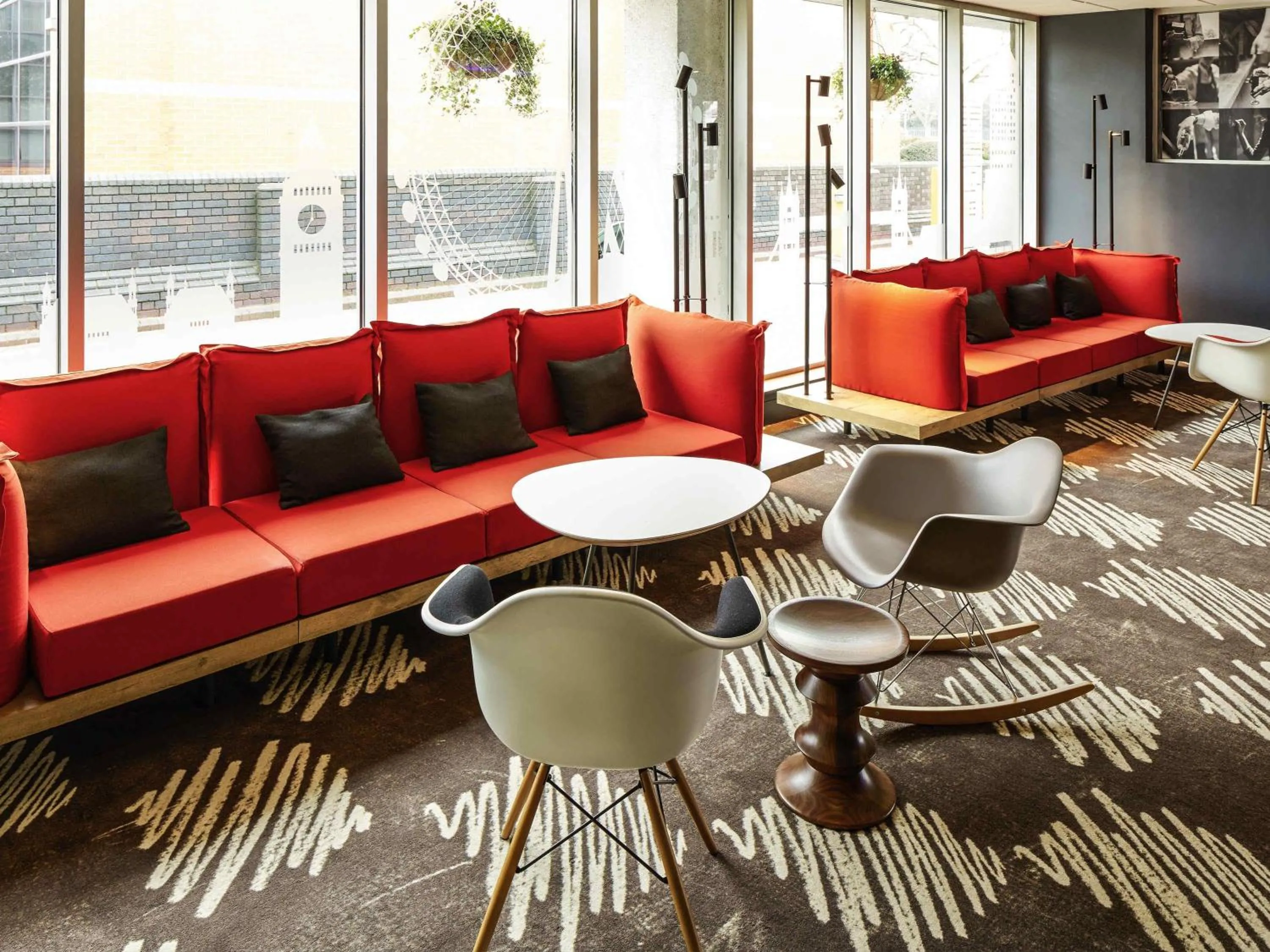 Lounge or bar in ibis London Heathrow Airport