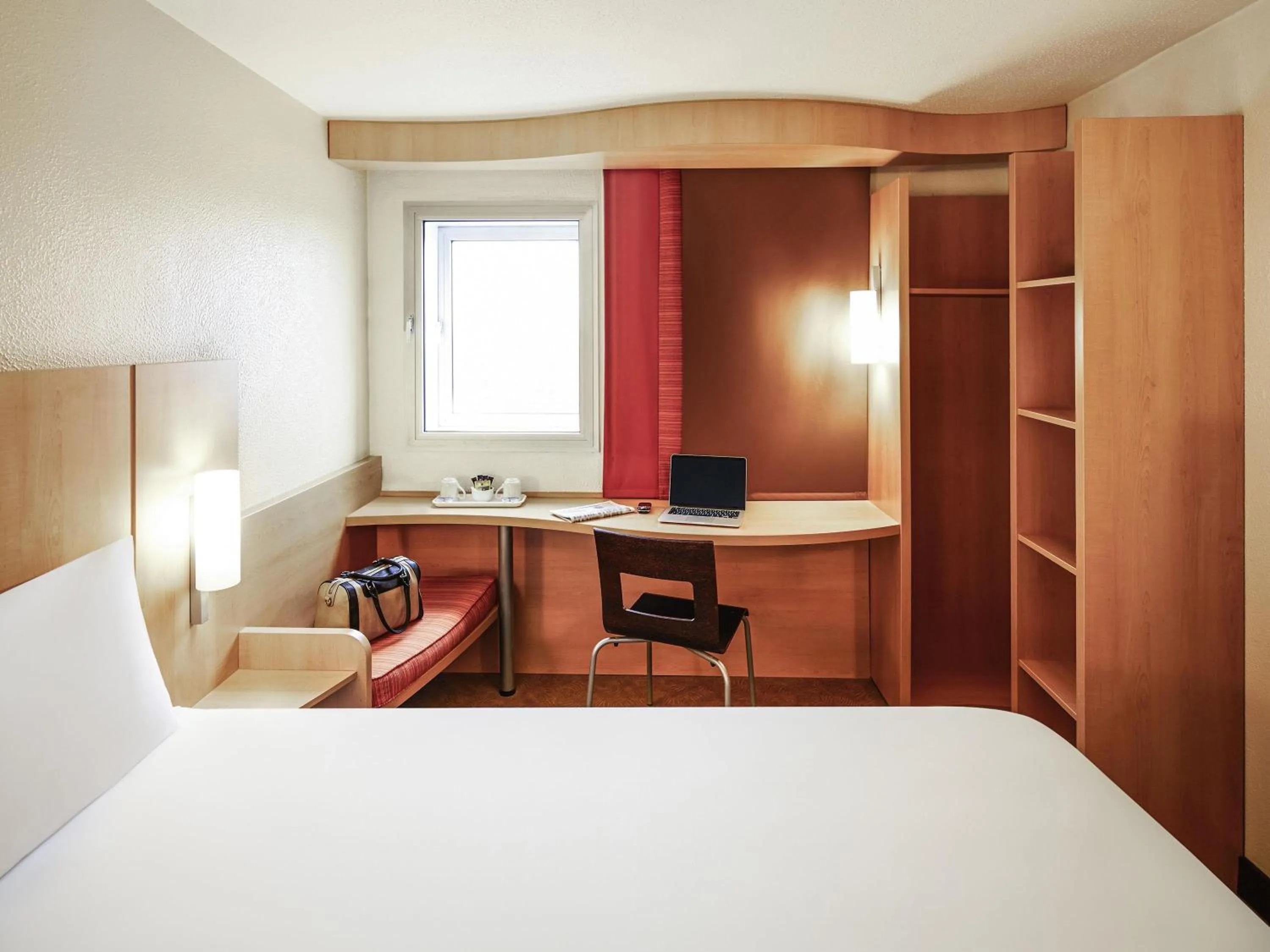 Bedroom, Bed in ibis London Heathrow Airport