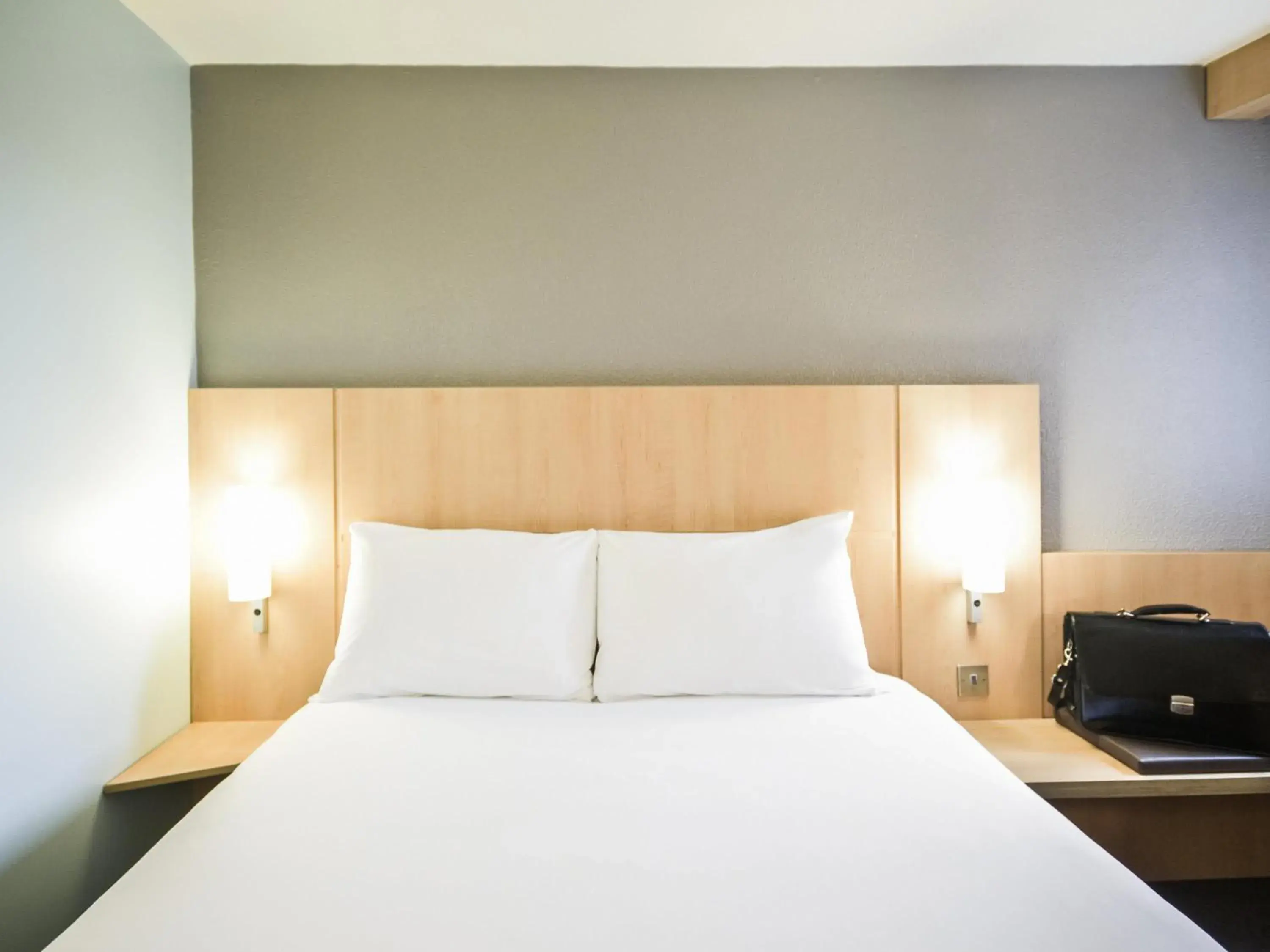 Bedroom, Bed in ibis London Heathrow Airport Bedroom, Bed in ibis London Heathrow Airport