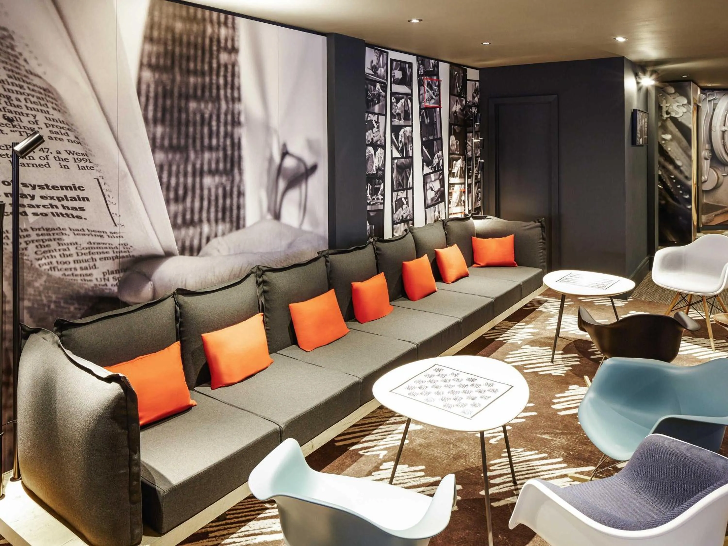 Lounge or bar in ibis London Heathrow Airport