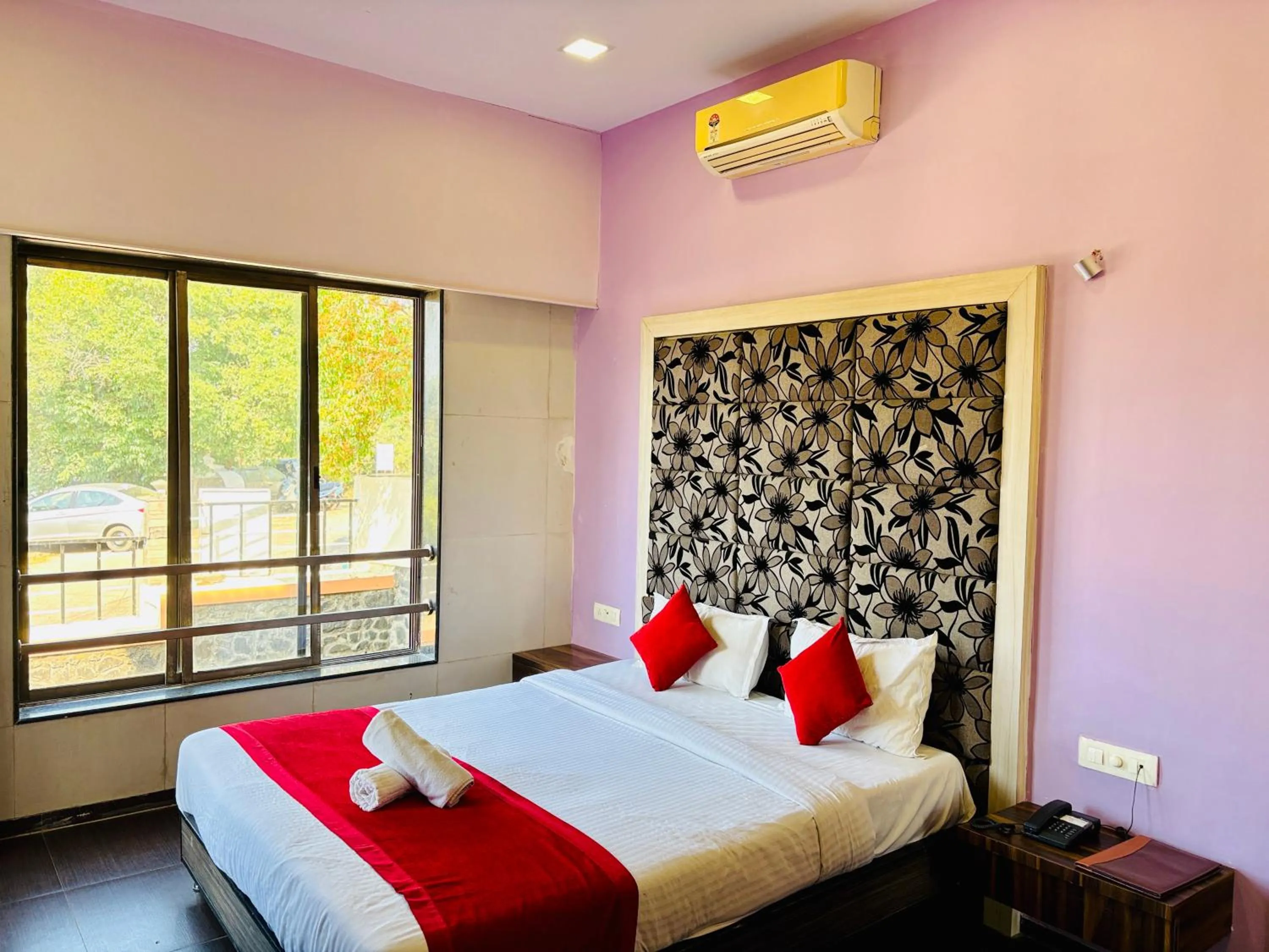 Photo of the whole room, Bed in Hotel Lalit inn Lonavala