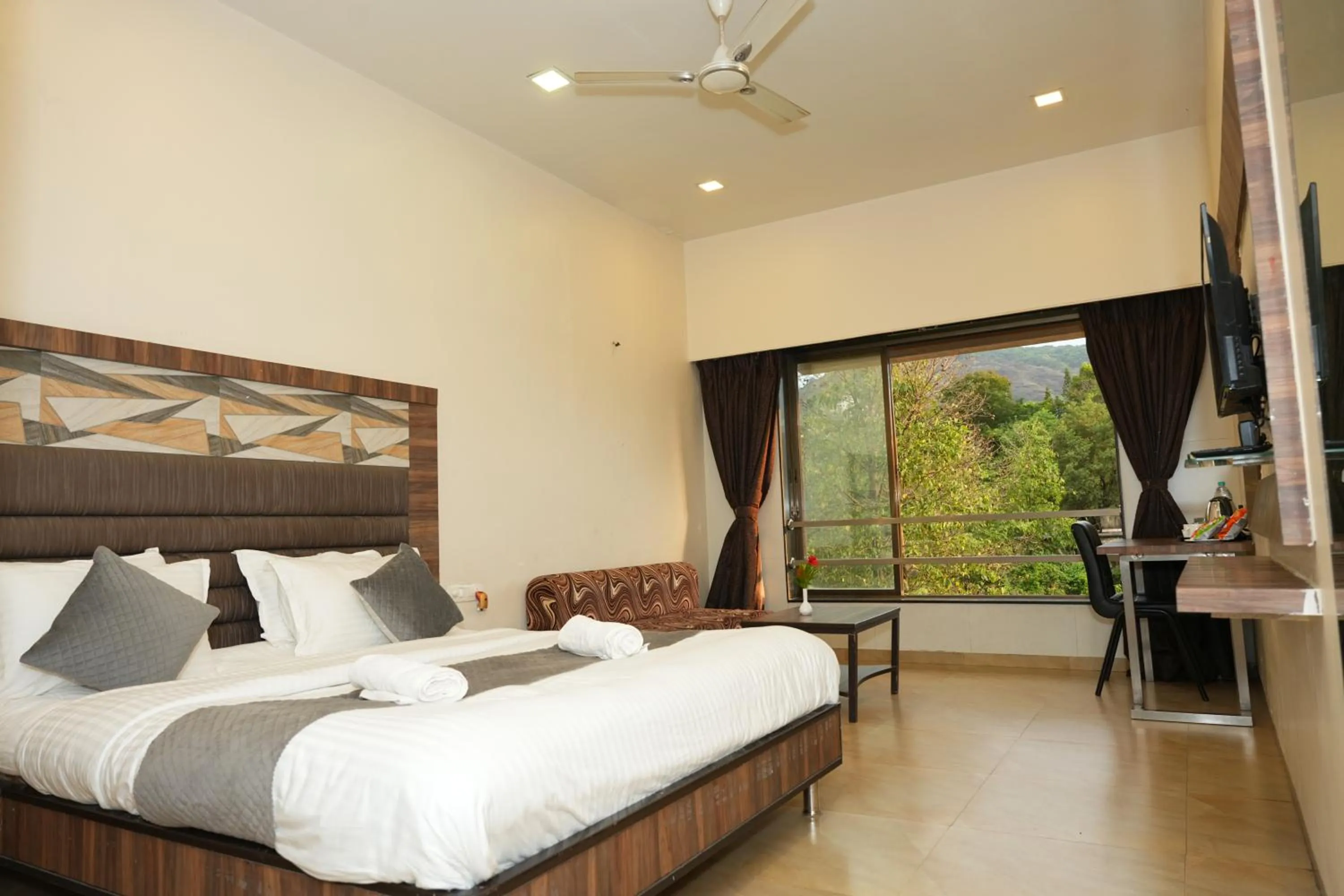 Bedroom, Bed in Hotel Lalit inn Lonavala