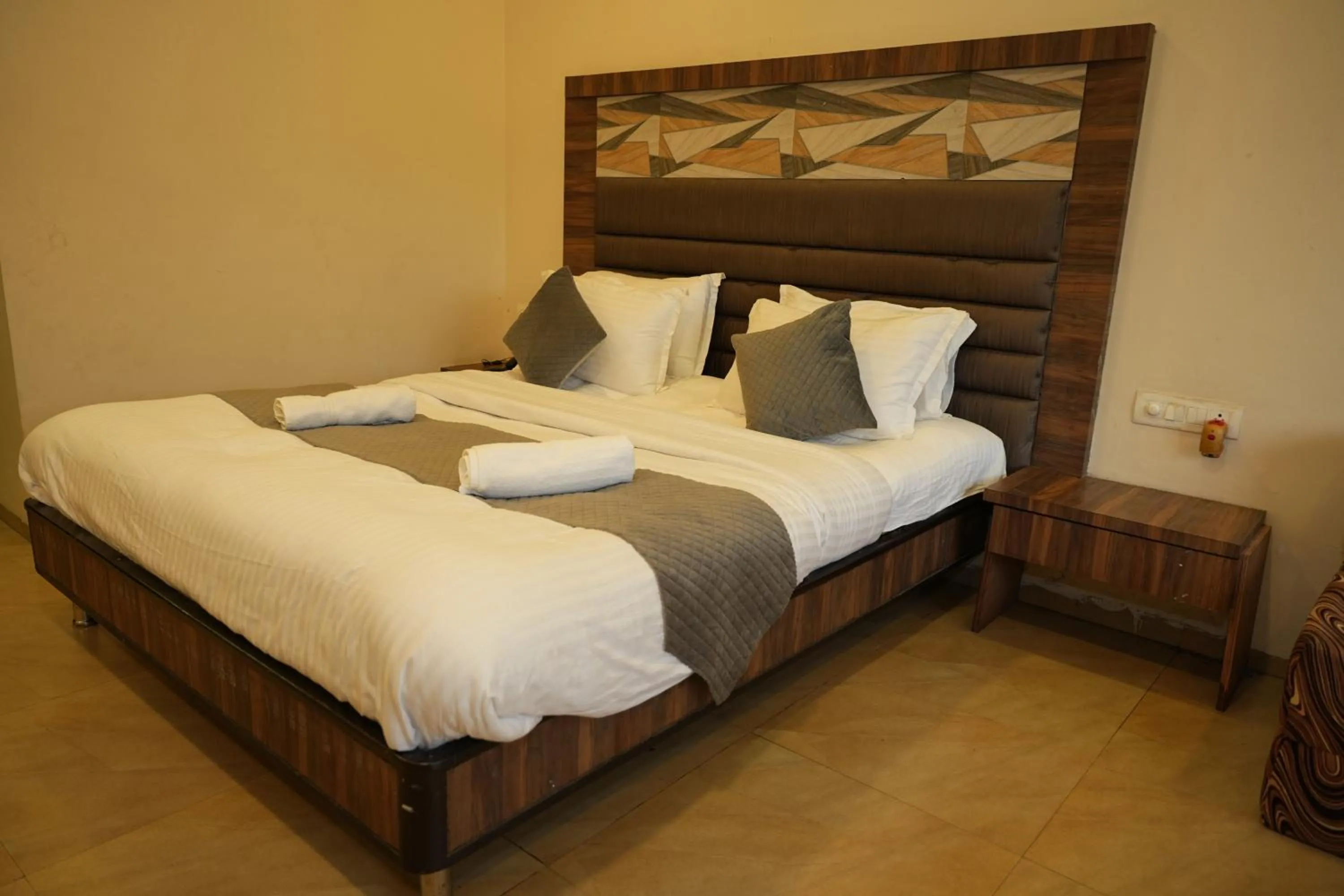 Bed in Hotel Lalit inn Lonavala