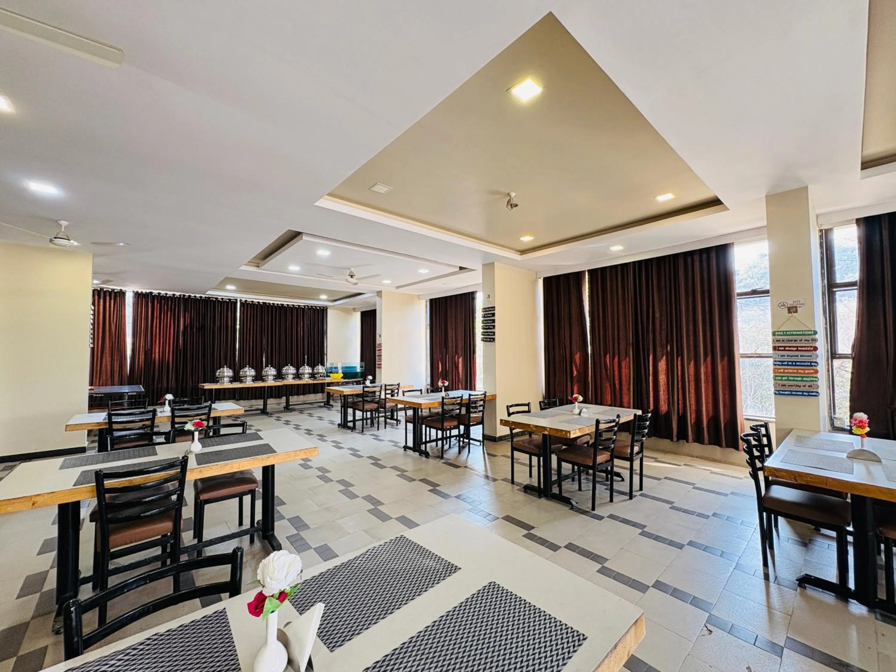 Restaurant/places to eat in Hotel Lalit inn Lonavala